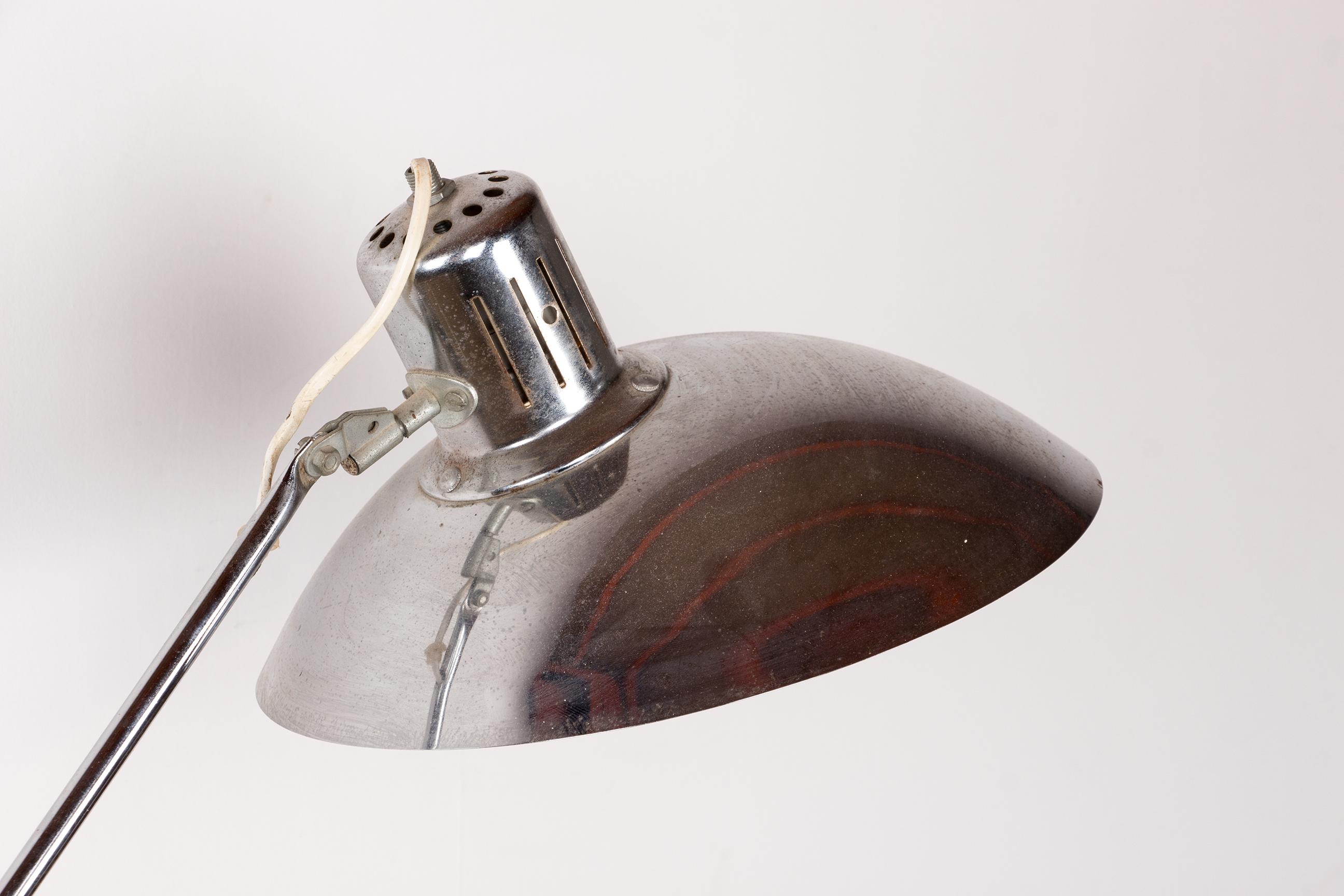 Industrial Articulated desk lamp in chrome metal by André Lavigne for Aluminor 1960. For Sale