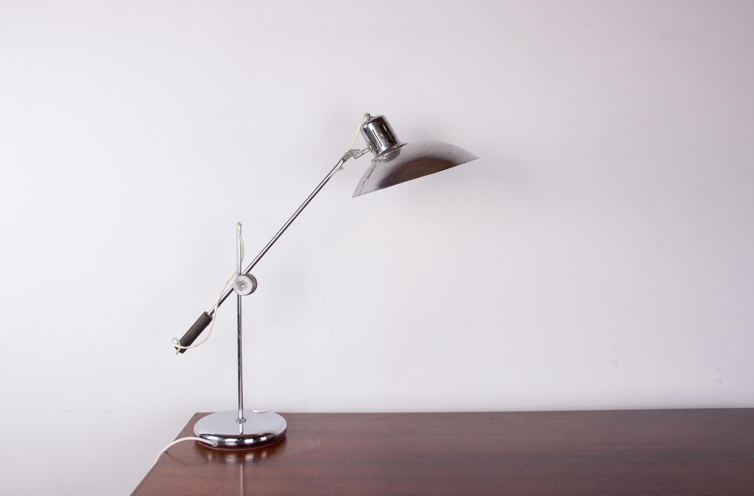 Articulated desk lamp in chrome metal by André Lavigne for Aluminor 1960. In Excellent Condition For Sale In JOINVILLE-LE-PONT, FR