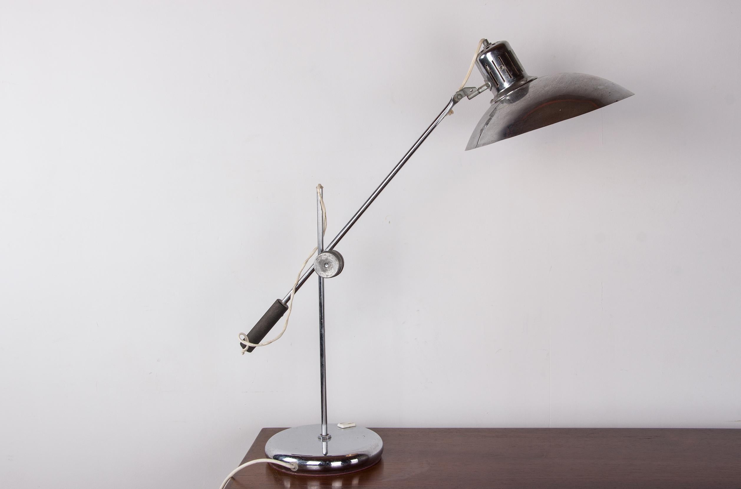 Gelenkige Schreibtischlampe aus verchromtem Metall von André Lavigne für Aluminor 1960. (Mitte des 20. Jahrhunderts) im Angebot