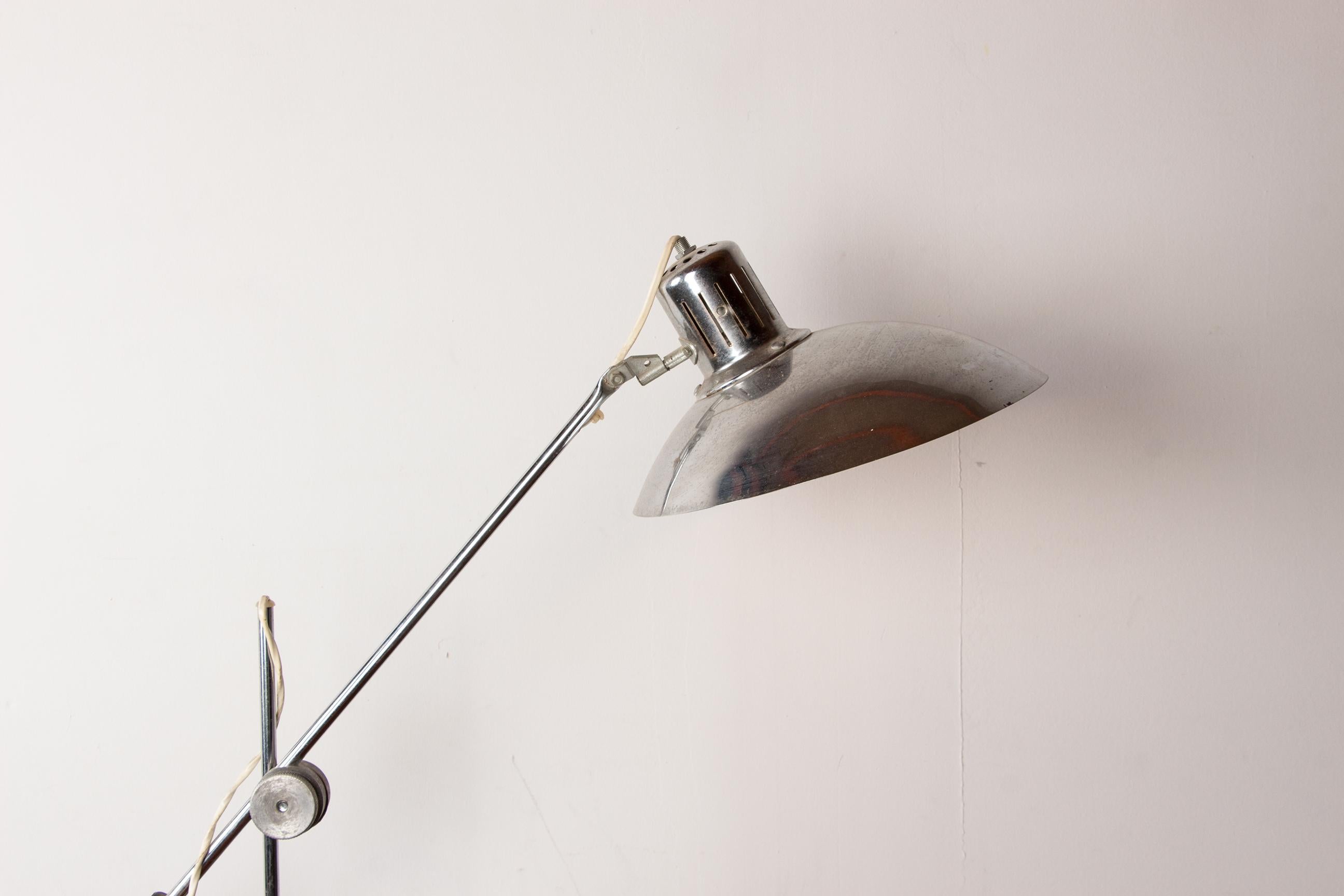 Articulated desk lamp in chrome metal by André Lavigne for Aluminor 1960. For Sale 1