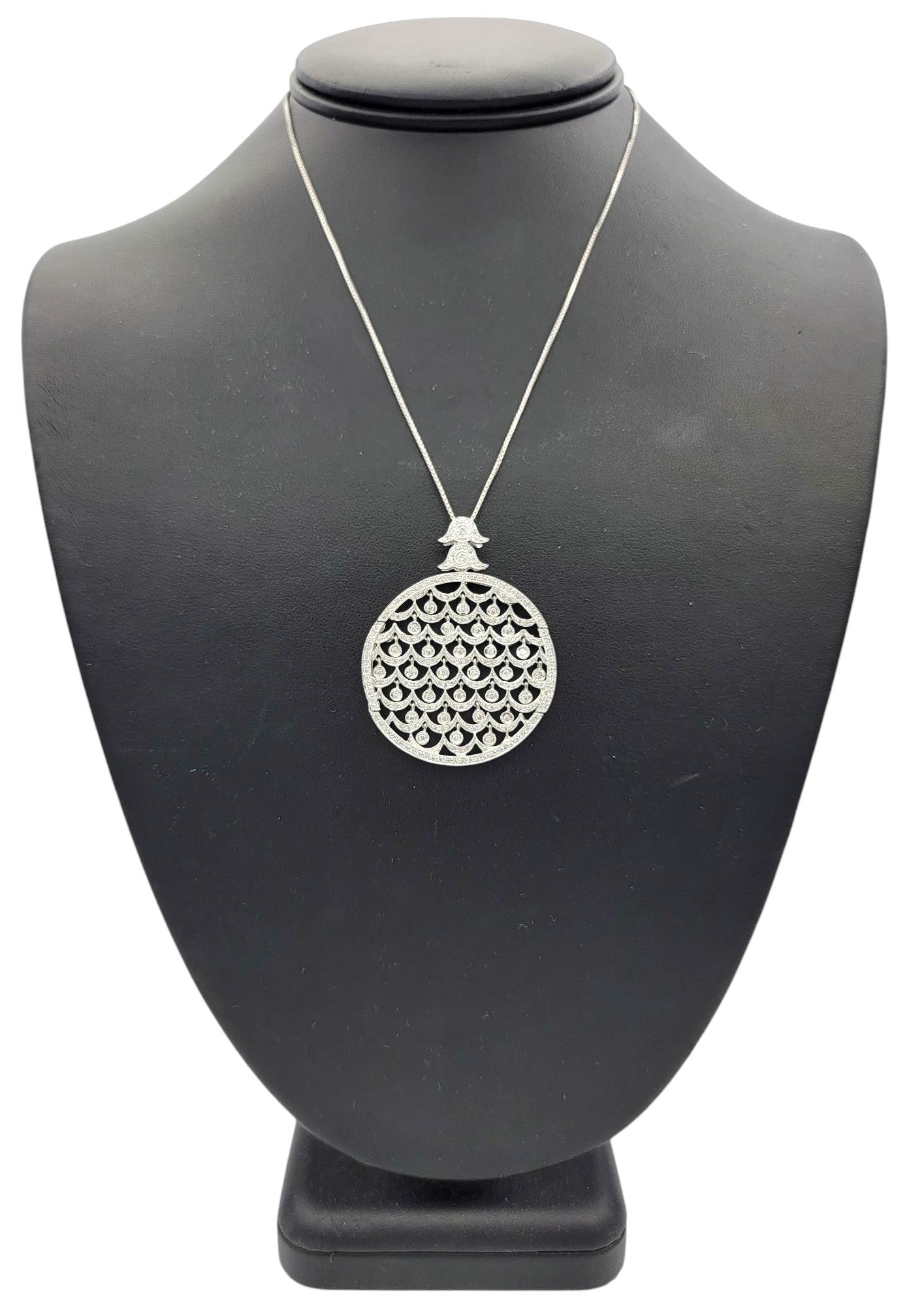 Pendentif circulaire articulé à motif festonné en or blanc 18 carats en vente 4