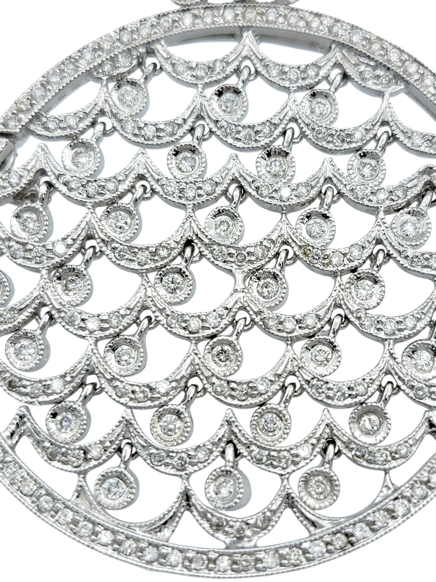 Fusion époustouflante d'élégance et de mouvement, ce pendentif en or blanc 18 carats présente un fascinant design festonné articulé, incarnant une sophistication intemporelle. Le motif ajouré complexe est orné de diamants ronds de taille brillant,