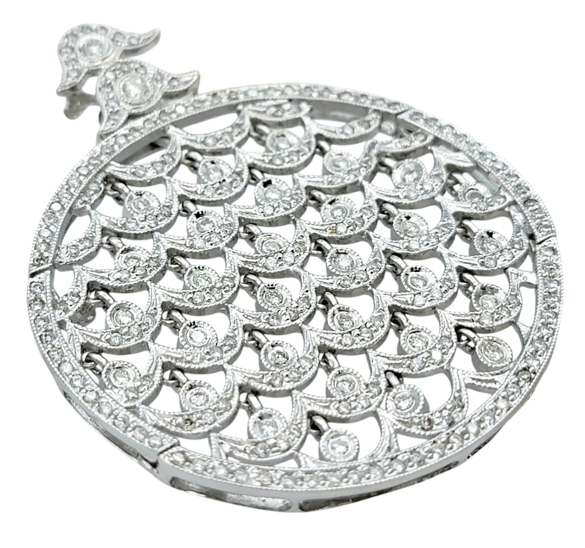 Contemporain Pendentif circulaire articulé à motif festonné en or blanc 18 carats en vente