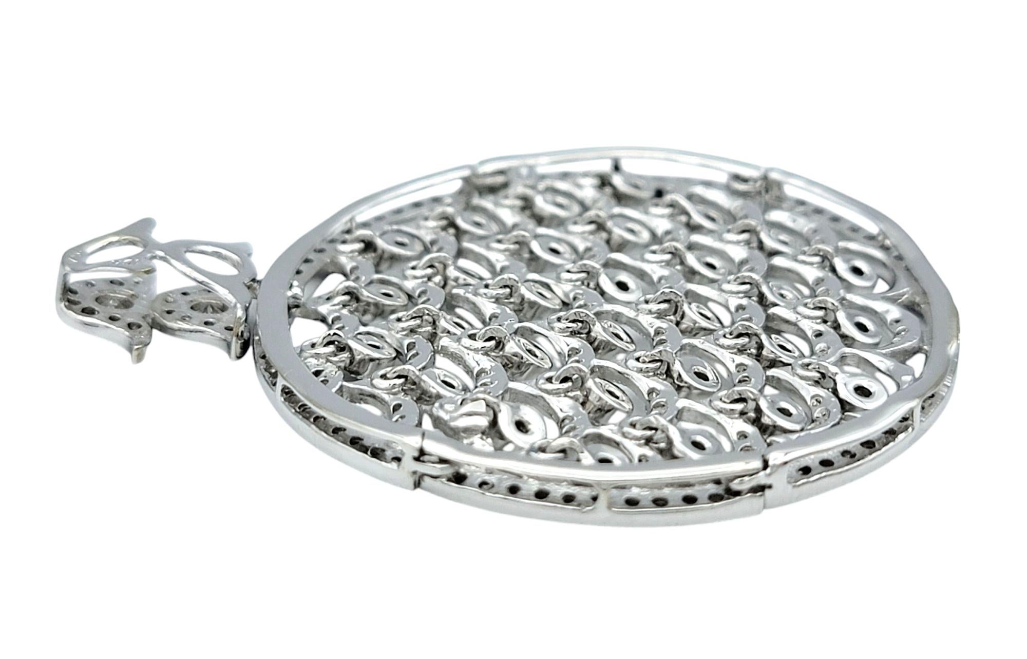 Taille ronde Pendentif circulaire articulé à motif festonné en or blanc 18 carats en vente