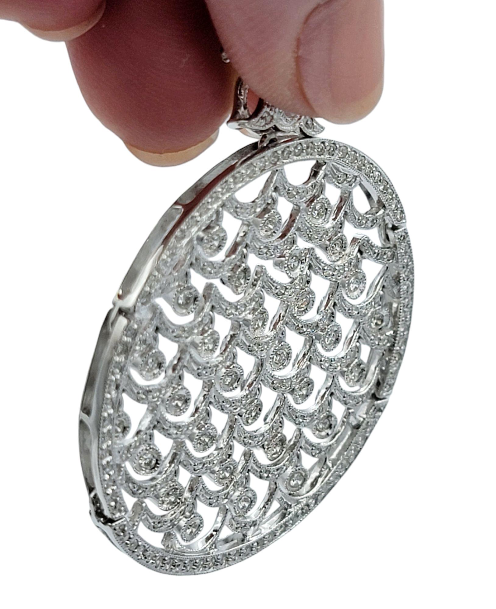 Pendentif circulaire articulé à motif festonné en or blanc 18 carats Pour femmes en vente
