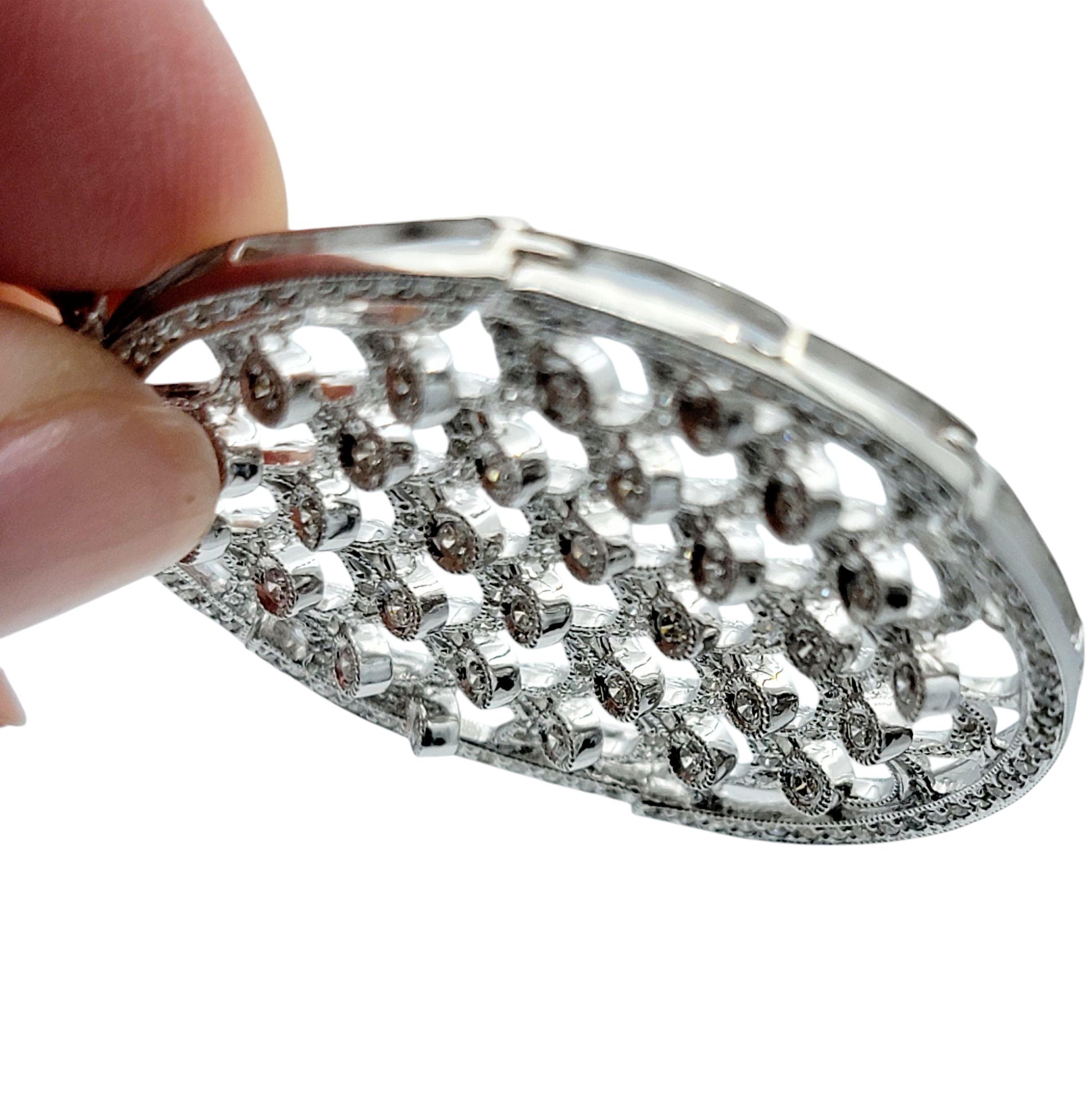 Pendentif circulaire articulé à motif festonné en or blanc 18 carats en vente 1