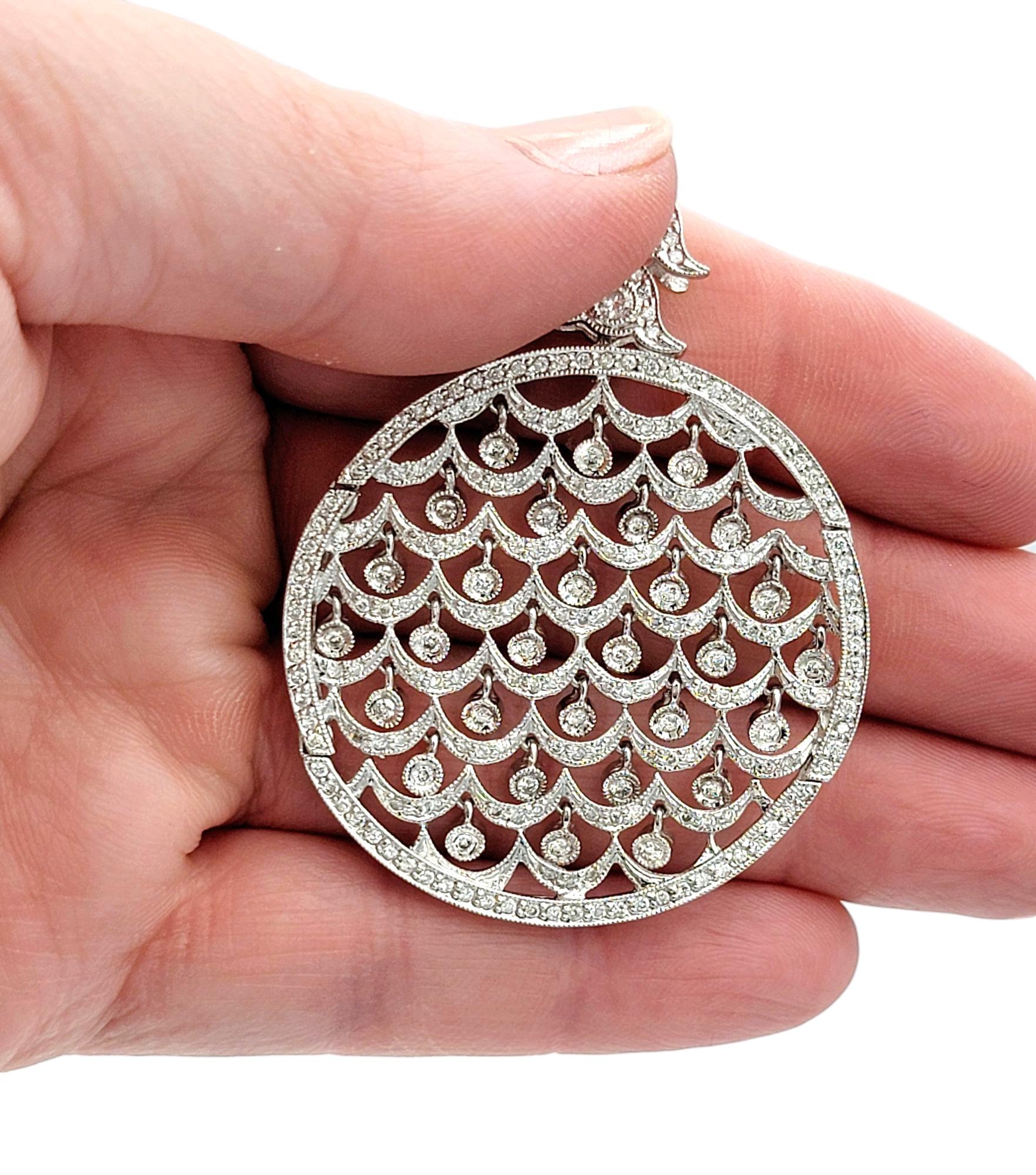 Pendentif circulaire articulé à motif festonné en or blanc 18 carats en vente 3
