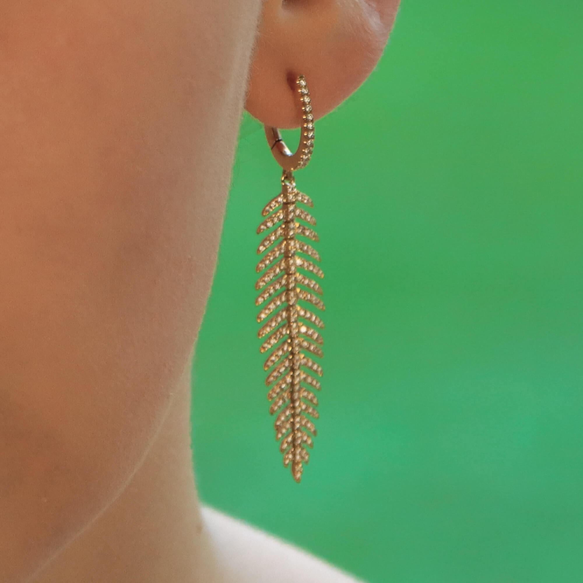 Modern Articulated Diamond Drop Feather Earrings in 18 Karat Yellow Gold For Sale