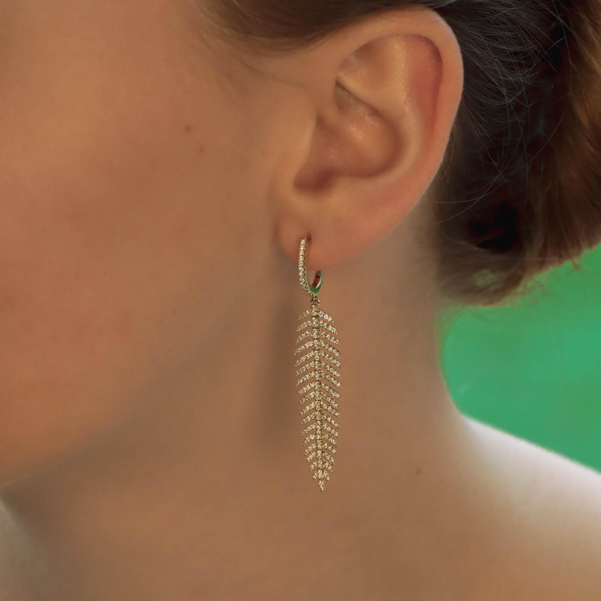 Boucles d'oreilles en forme de plumes articulées en or jaune 18 carats avec diamants en vente 1