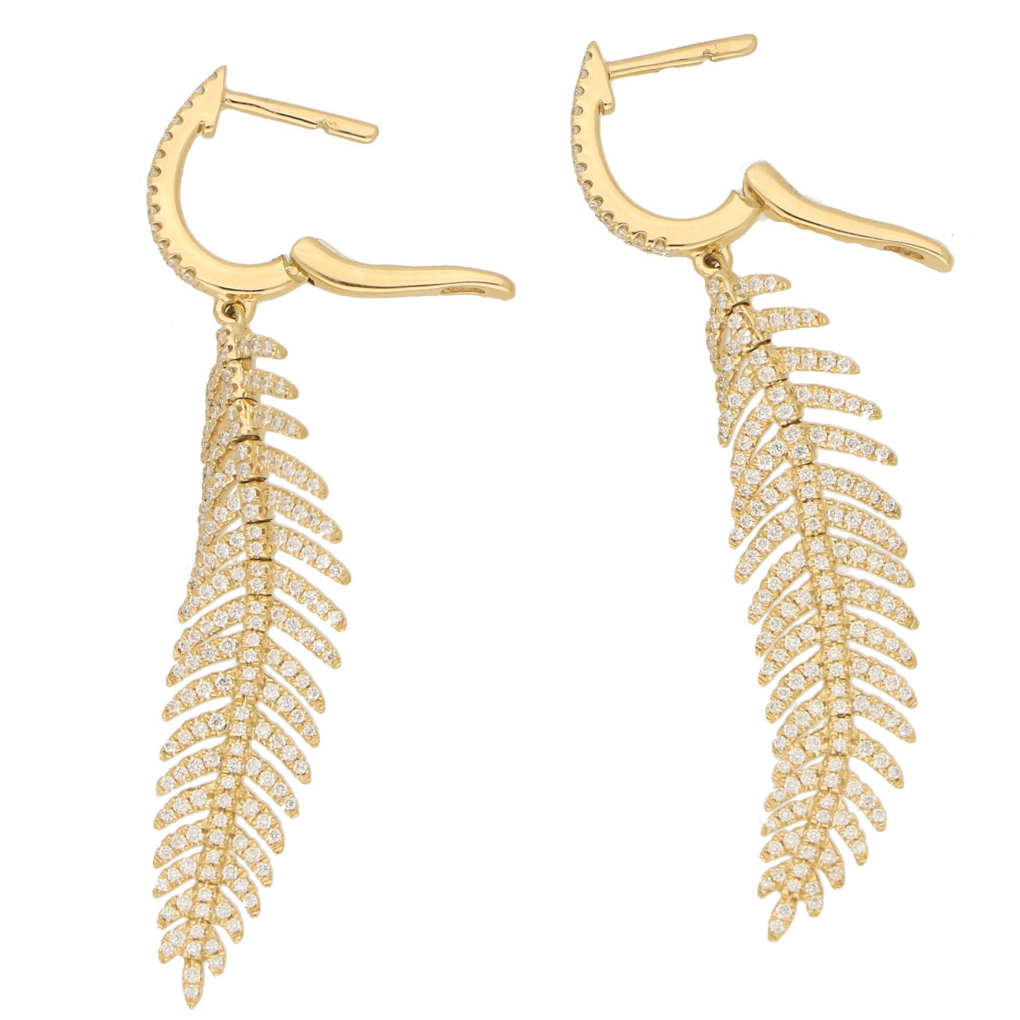 Taille ronde Boucles d'oreilles en forme de plumes articulées en or jaune 18 carats avec diamants en vente