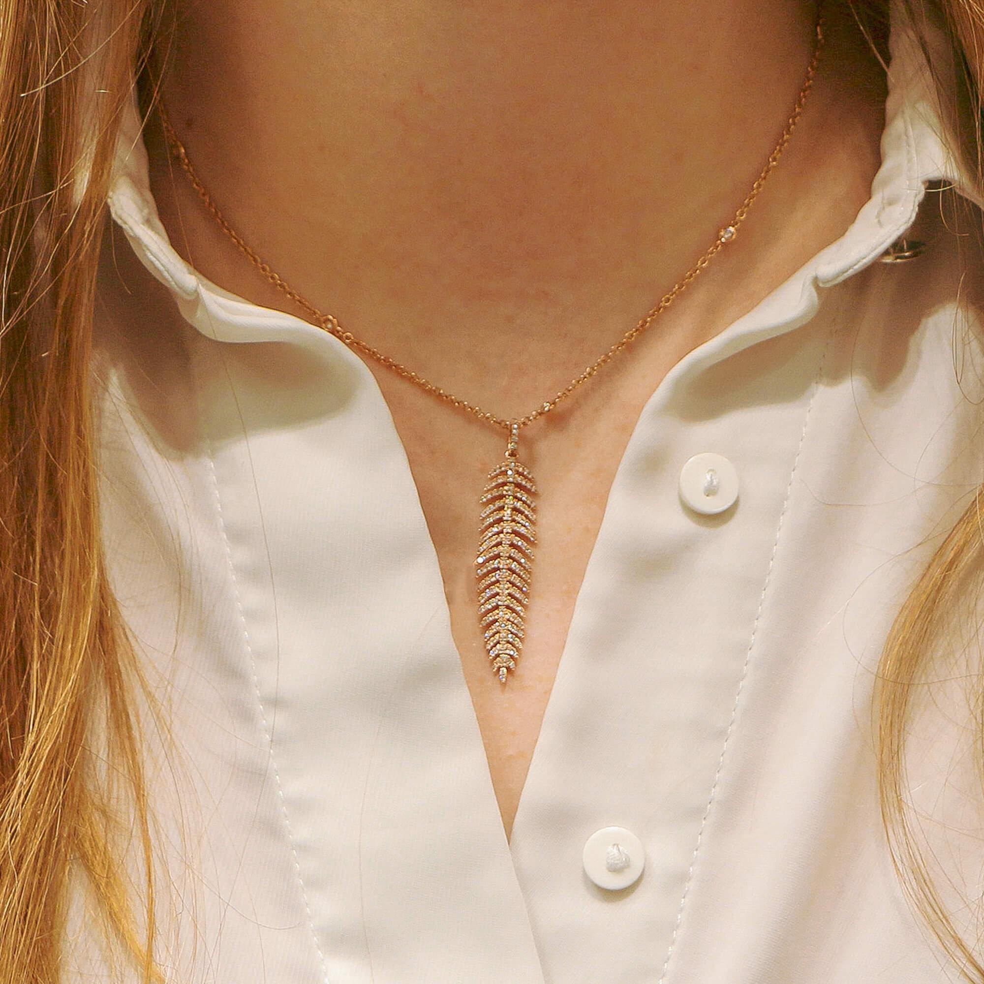 Collier de plumes articulées en or rose 18 carats serti de diamants Bon état - En vente à London, GB