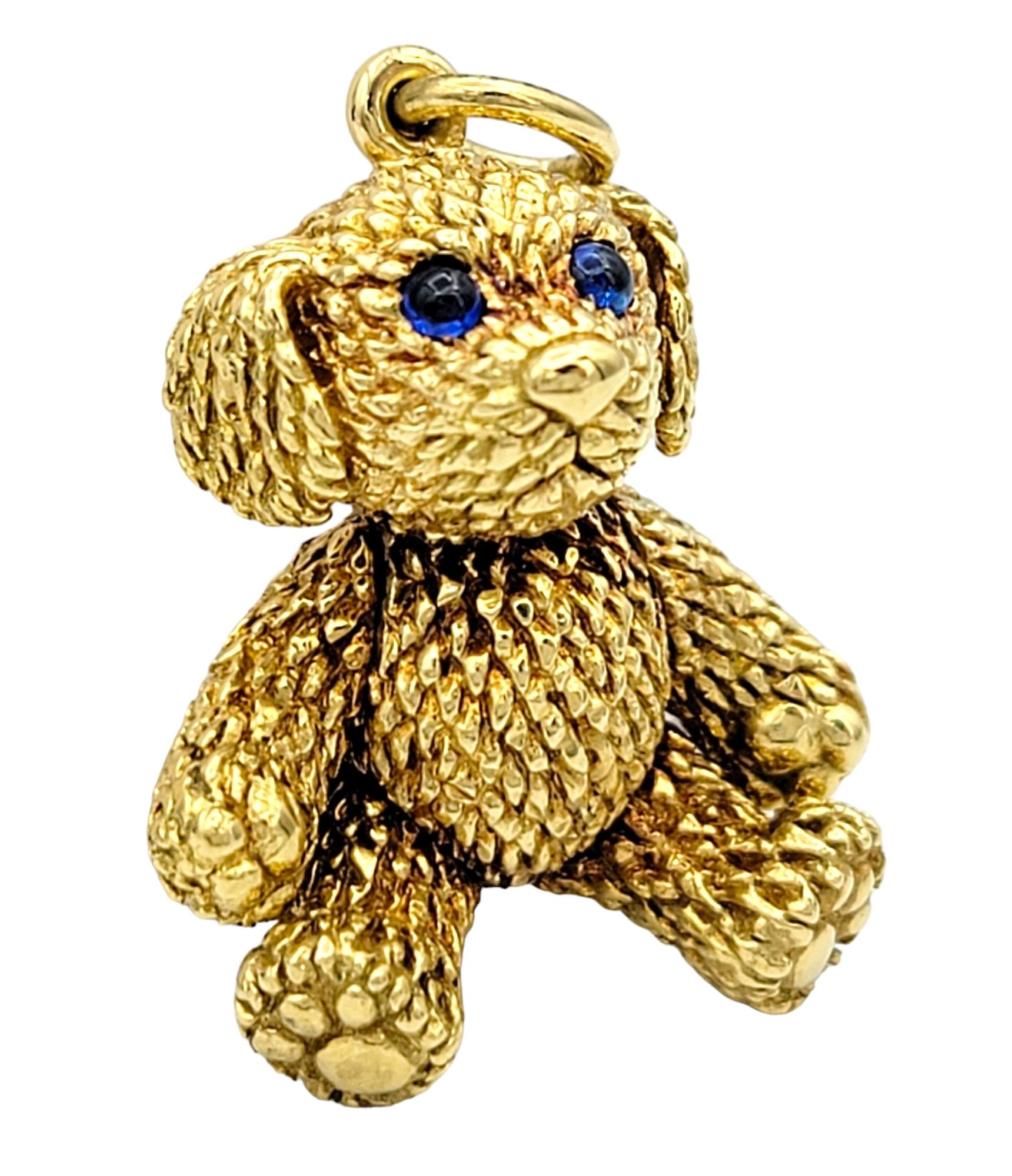 Dieser charmante, gegliederte Hundeanhänger ist meisterhaft aus strukturiertem 18-karätigem Gelbgold gefertigt. Dieses entzückende Stück zeichnet sich durch ein sehr detailliertes Design aus, das die außergewöhnliche Handwerkskunst der beweglichen