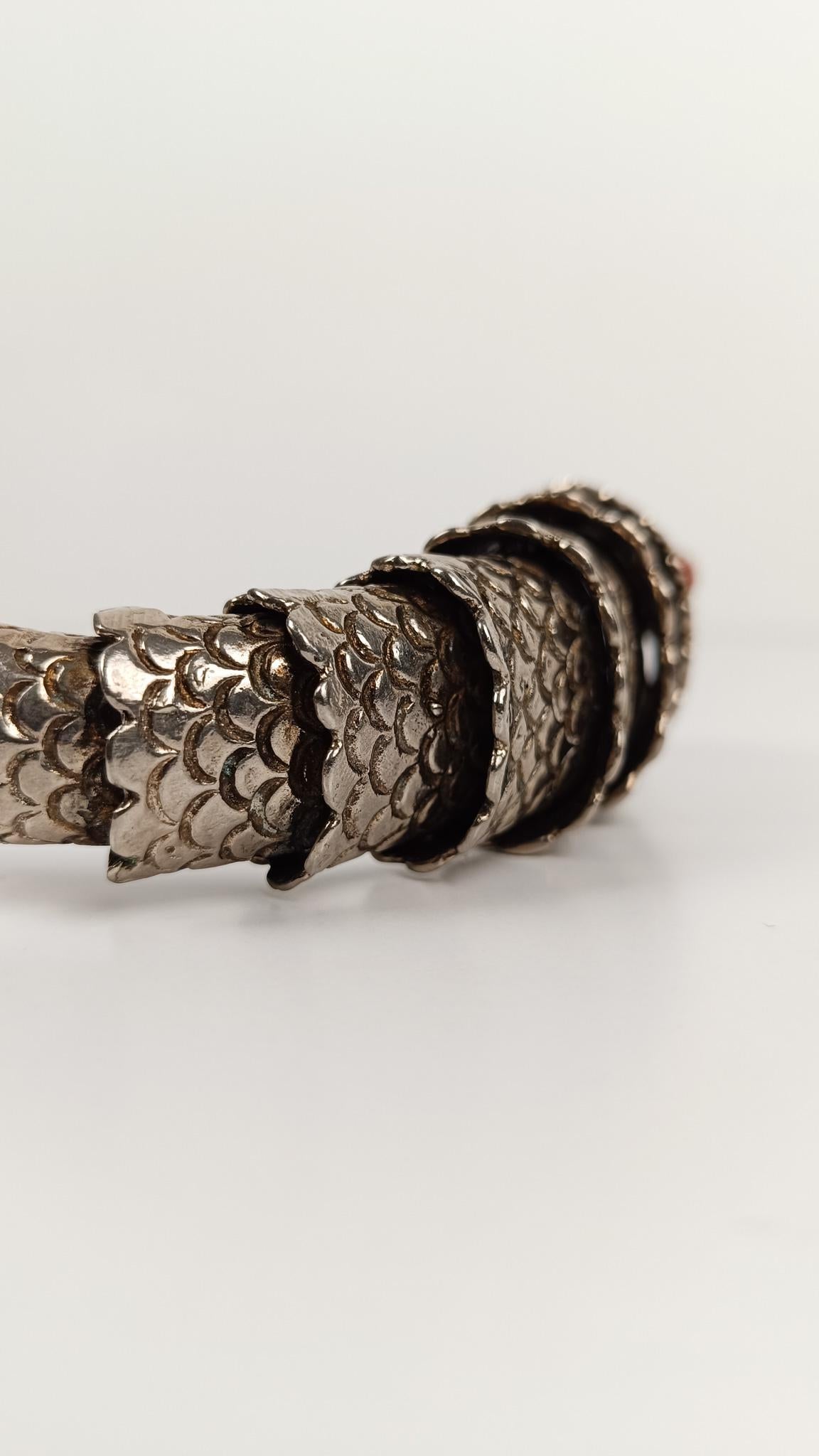 Apribottiglie d'epoca a forma di pesce snodato, in metallo cesellato placcato argento in vendita 4