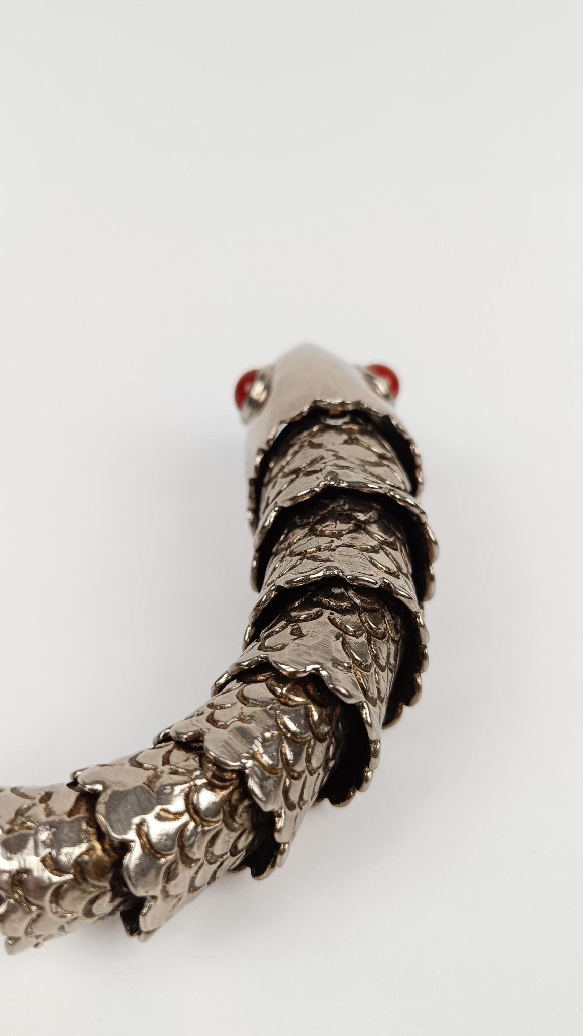 Apribottiglie d'epoca a forma di pesce snodato, in metallo cesellato placcato argento in vendita 6