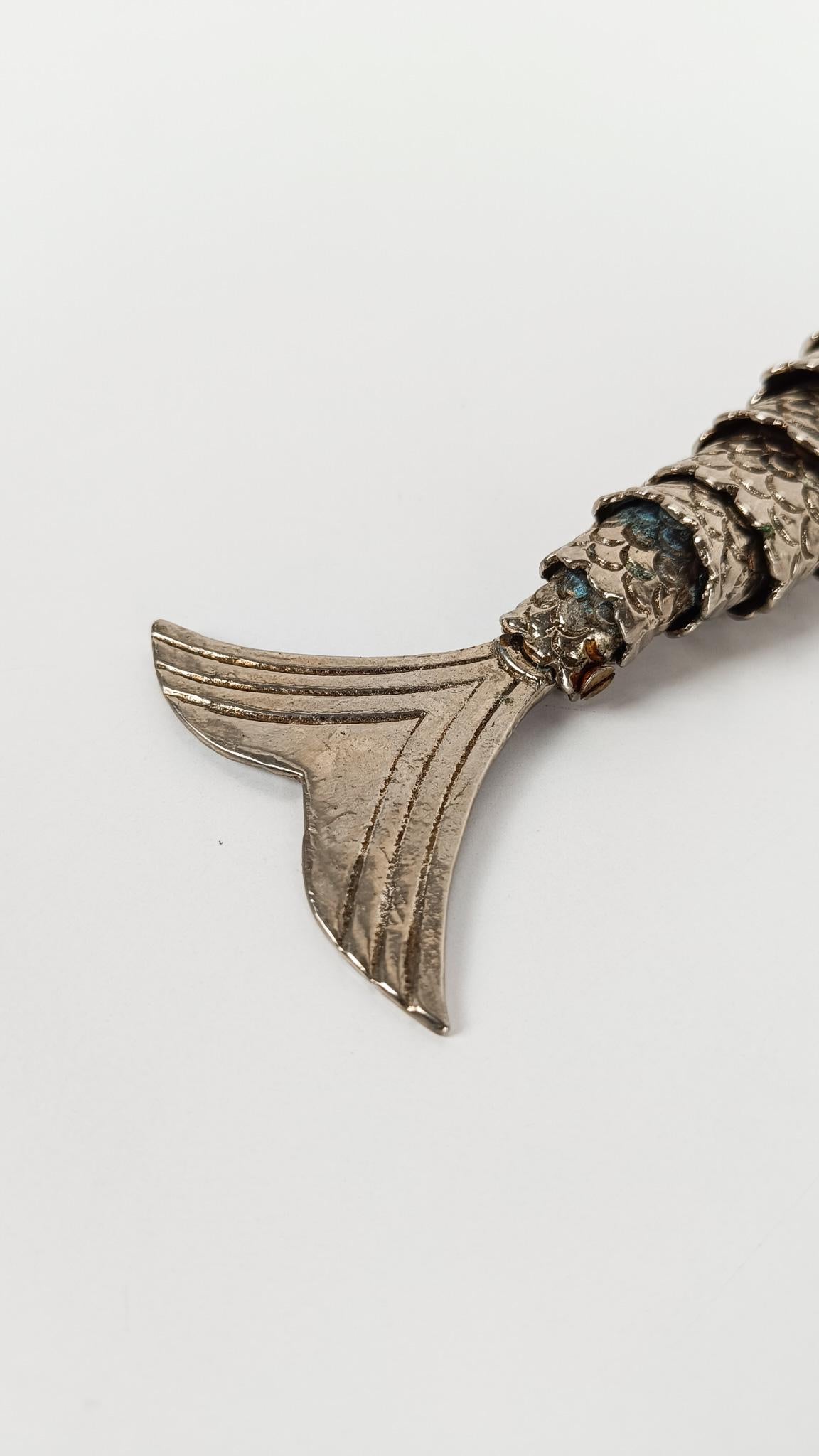 Apribottiglie d'epoca a forma di pesce snodato, in metallo cesellato placcato argento in vendita 11