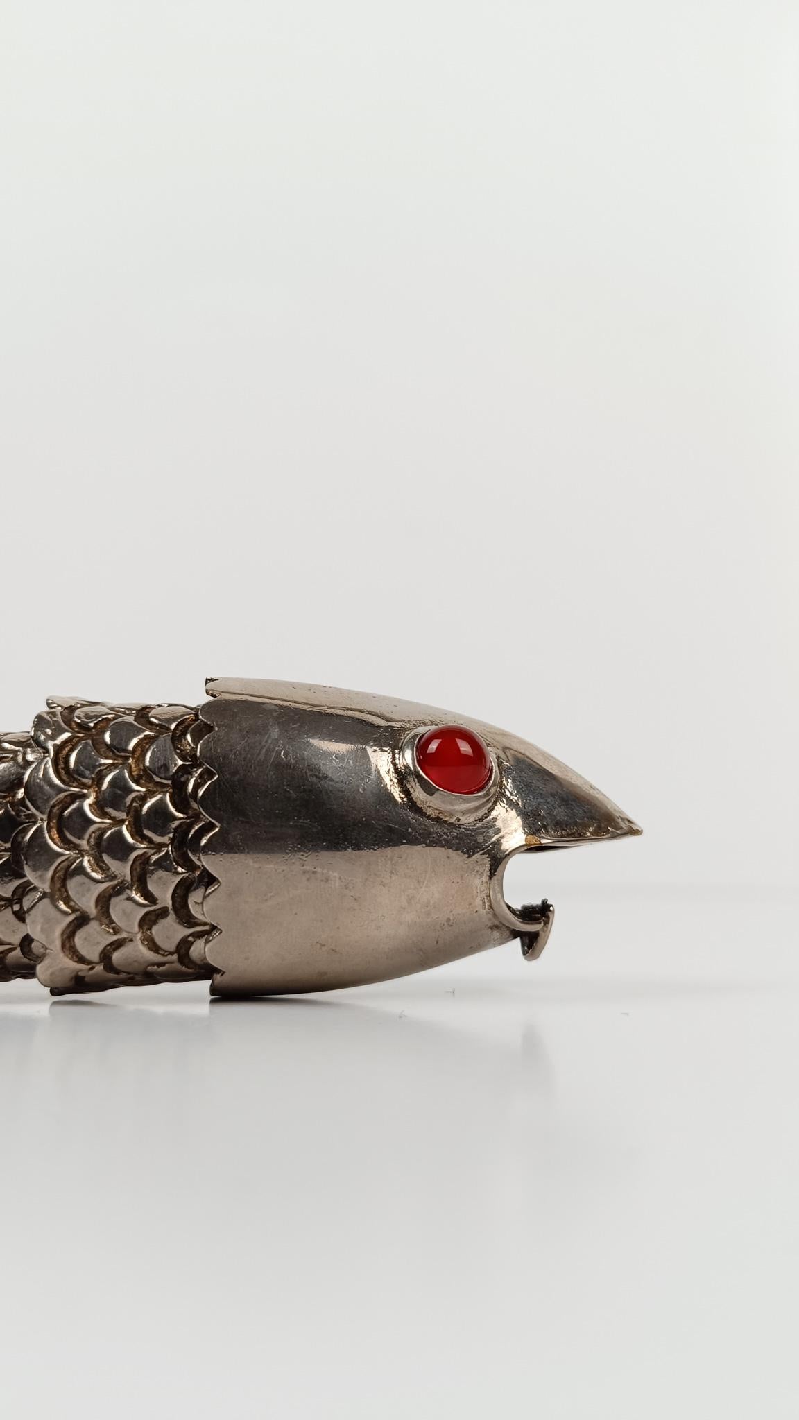Mid-Century moderno Apribottiglie d'epoca a forma di pesce snodato, in metallo cesellato placcato argento in vendita