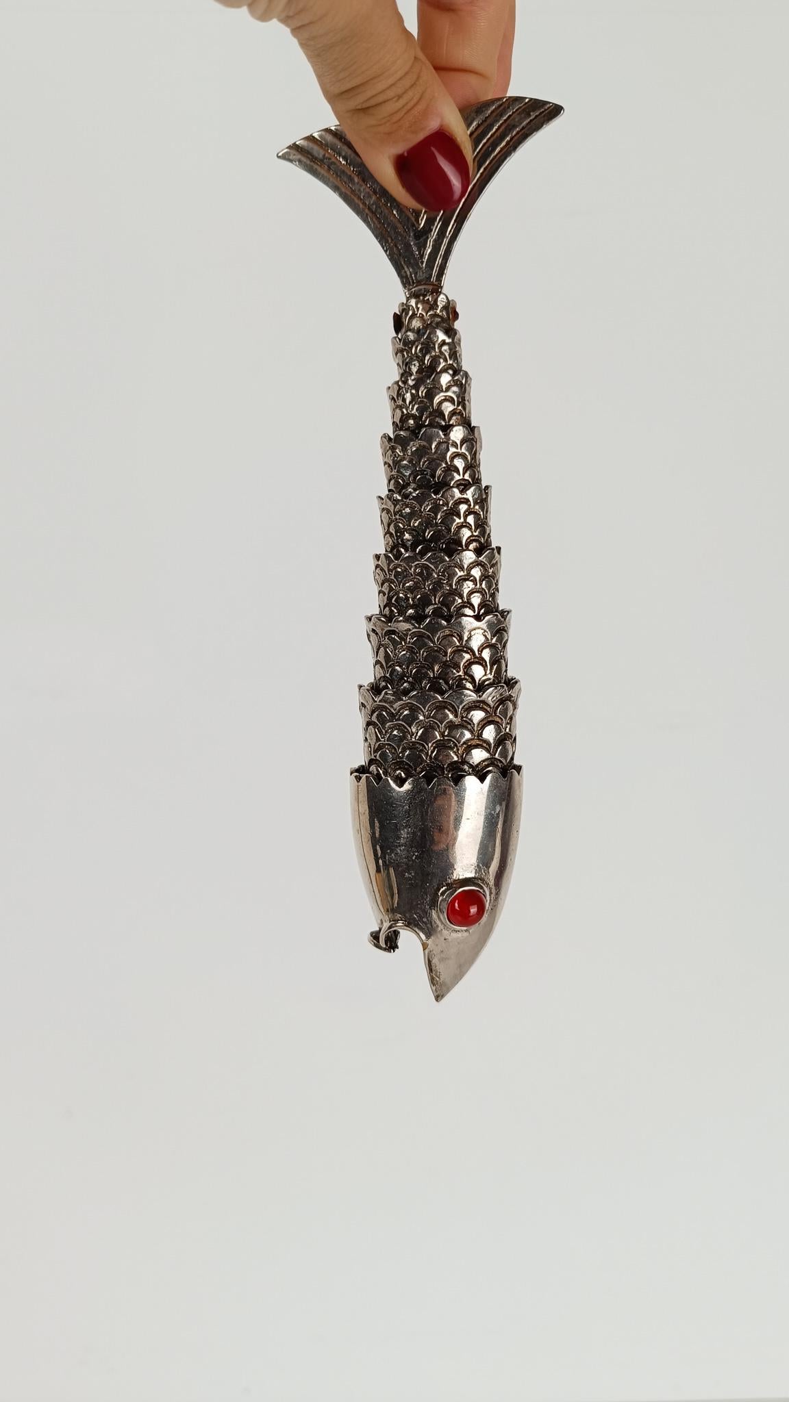 Italiano Apribottiglie d'epoca a forma di pesce snodato, in metallo cesellato placcato argento in vendita