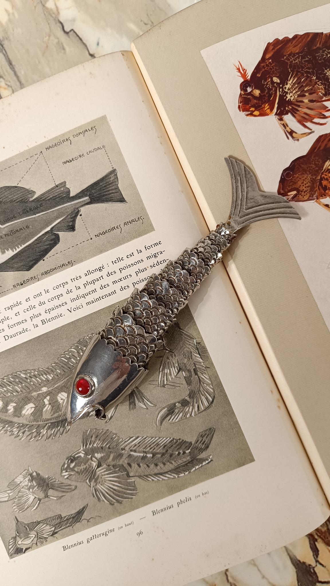 XX secolo Apribottiglie d'epoca a forma di pesce snodato, in metallo cesellato placcato argento in vendita