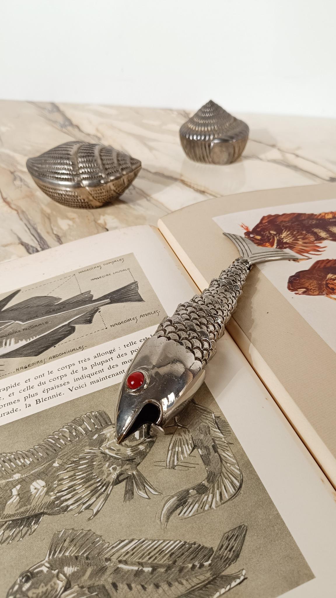 Metallo Apribottiglie d'epoca a forma di pesce snodato, in metallo cesellato placcato argento in vendita