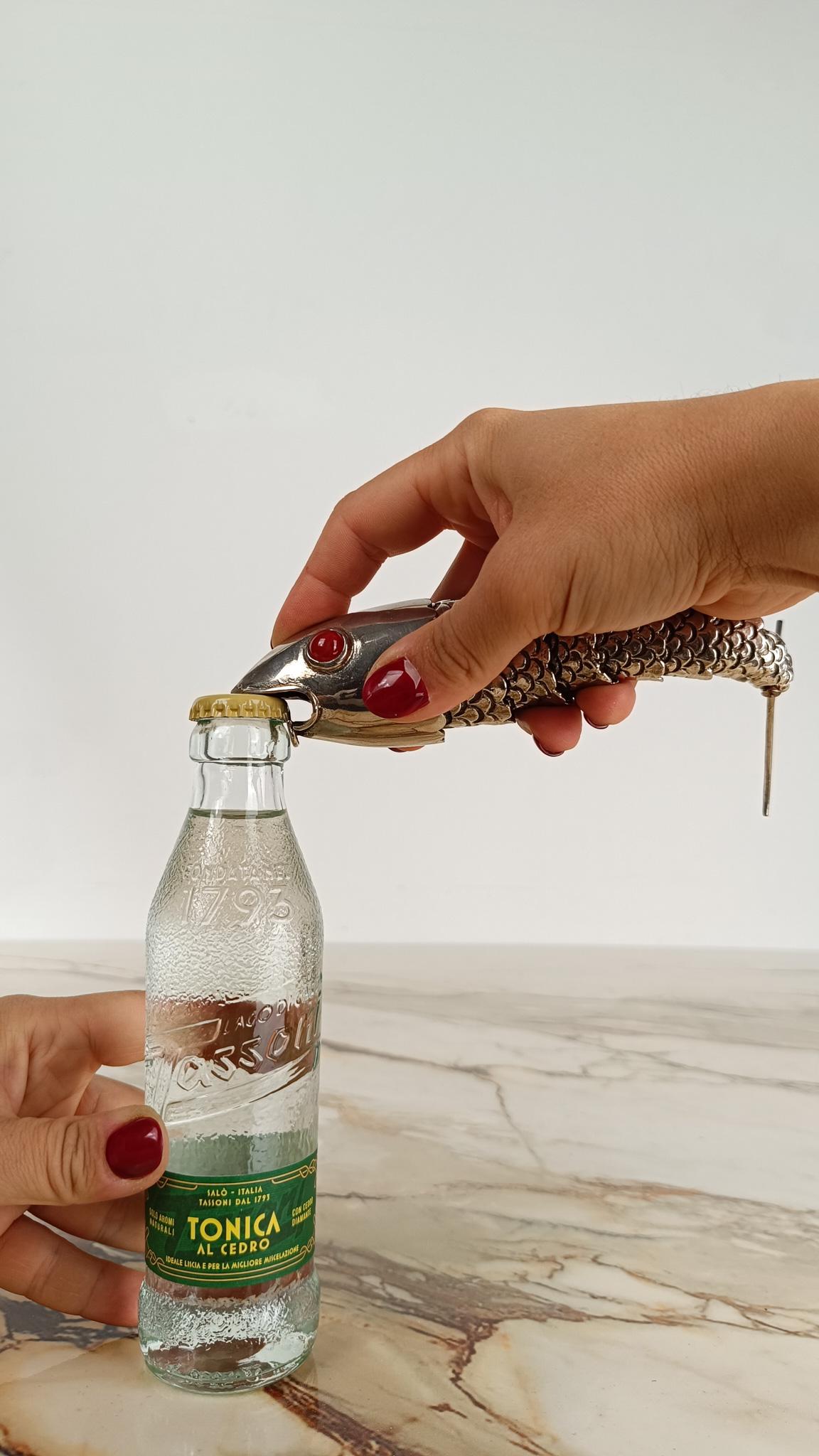 Apribottiglie d'epoca a forma di pesce snodato, in metallo cesellato placcato argento in vendita 1