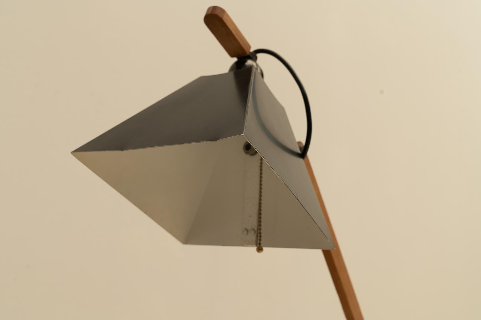 Articulated floor lamp  By Gemma Bernal for Tramo 1970's In Good Condition For Sale In Brussels, BE