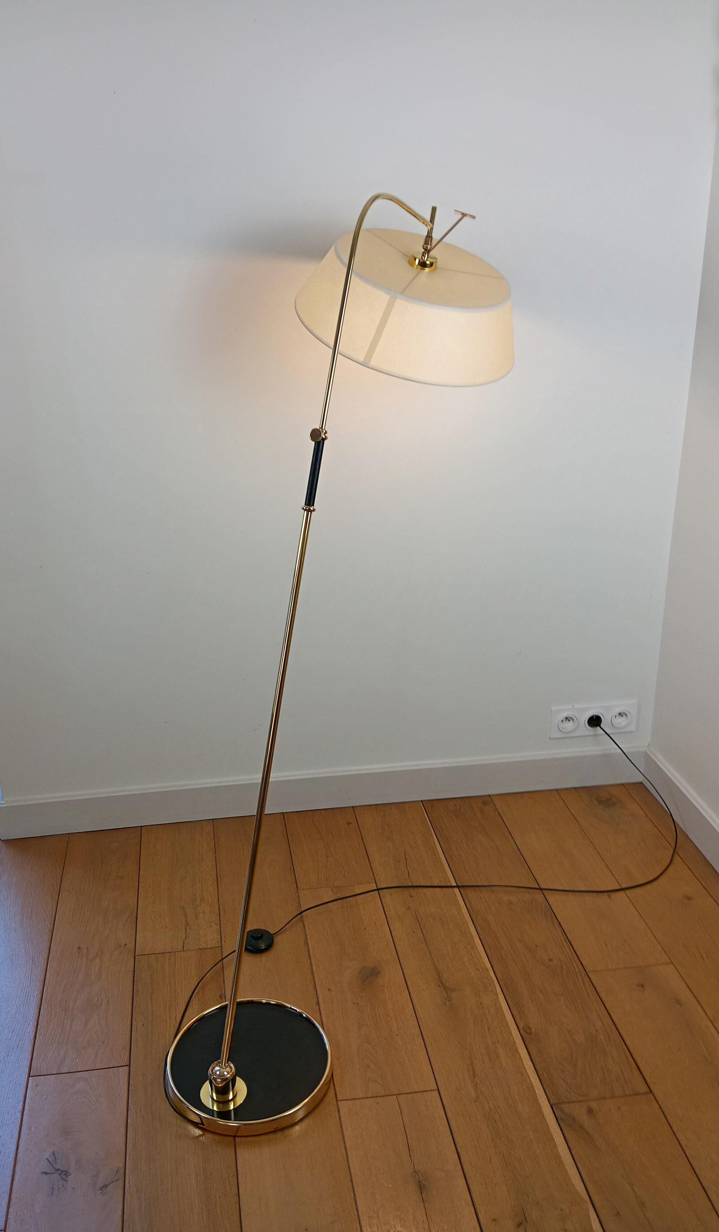Articulated floor lamp, by R. Lunel, circa 1950 In Excellent Condition For Sale In Saint-Ouen, FR