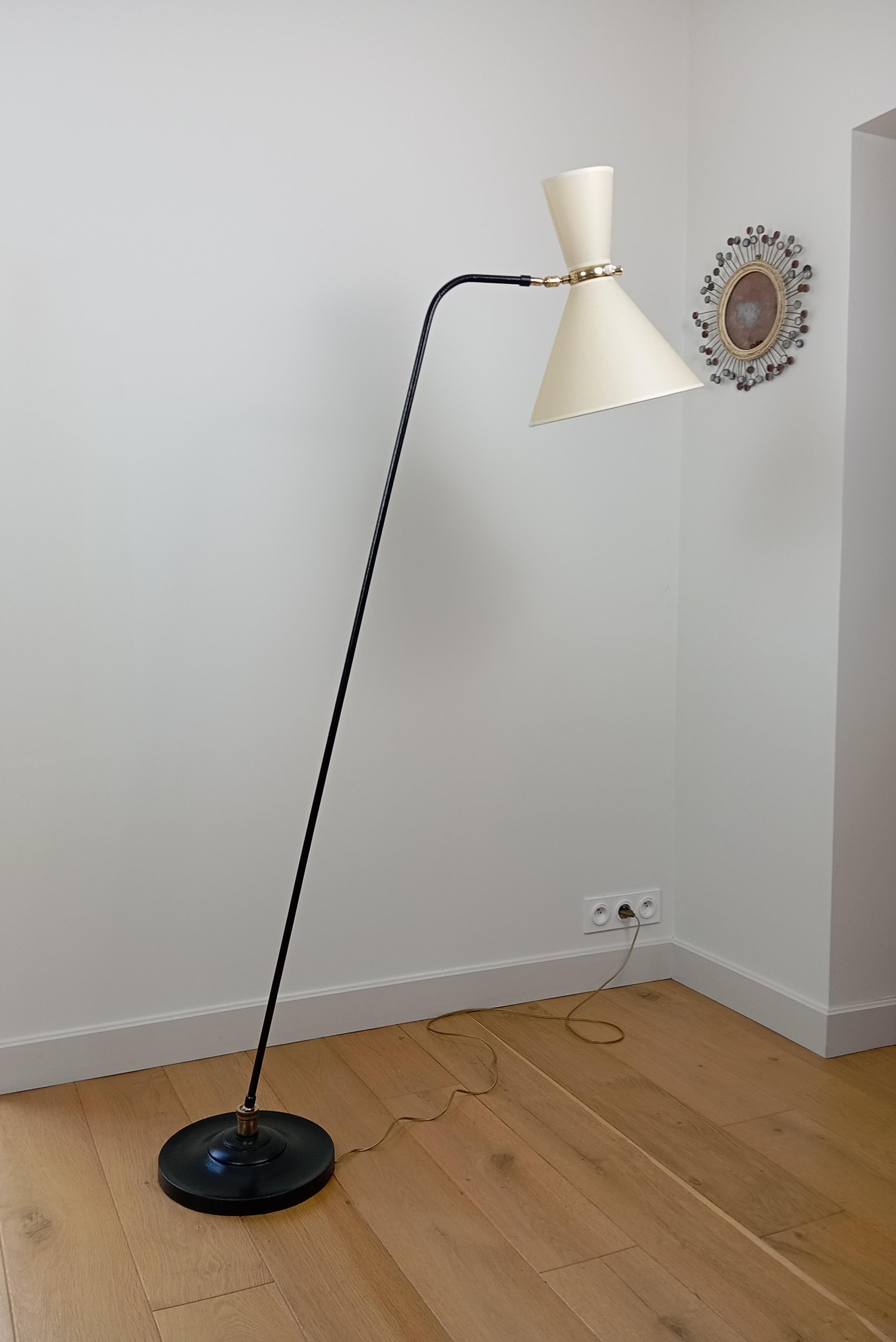 Floor lamp in black lacquered metal, cast iron and brass.
Composed of a circular cast-iron base, on which a black-lacquered metal light arm articulated by a brass ball joint is arranged.
A circular brass base articulated by a ball-and-socket joint