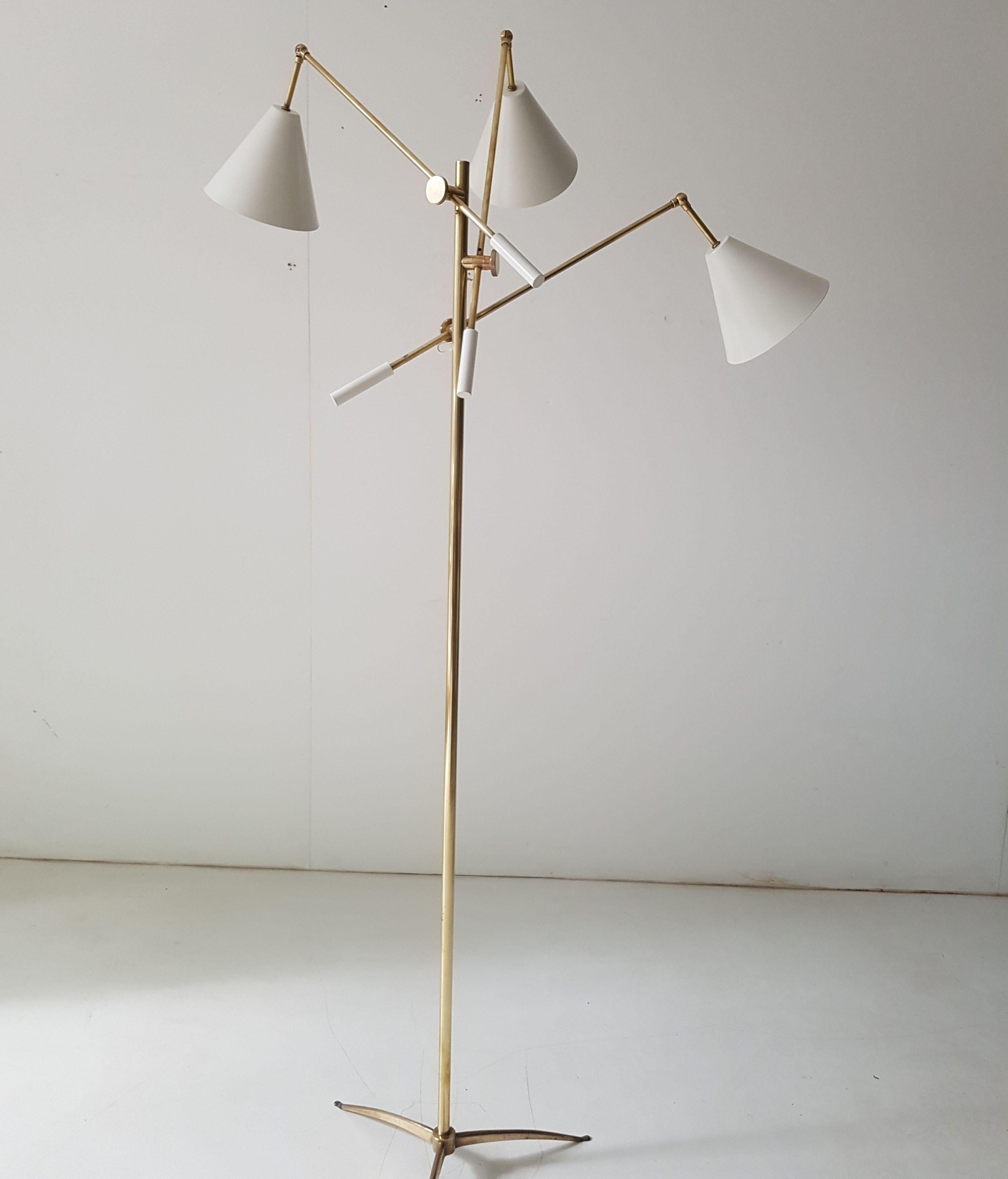 Brass floor lamp with tripod base, with articulated lacquered aluminium shades. The arms are also articulated.