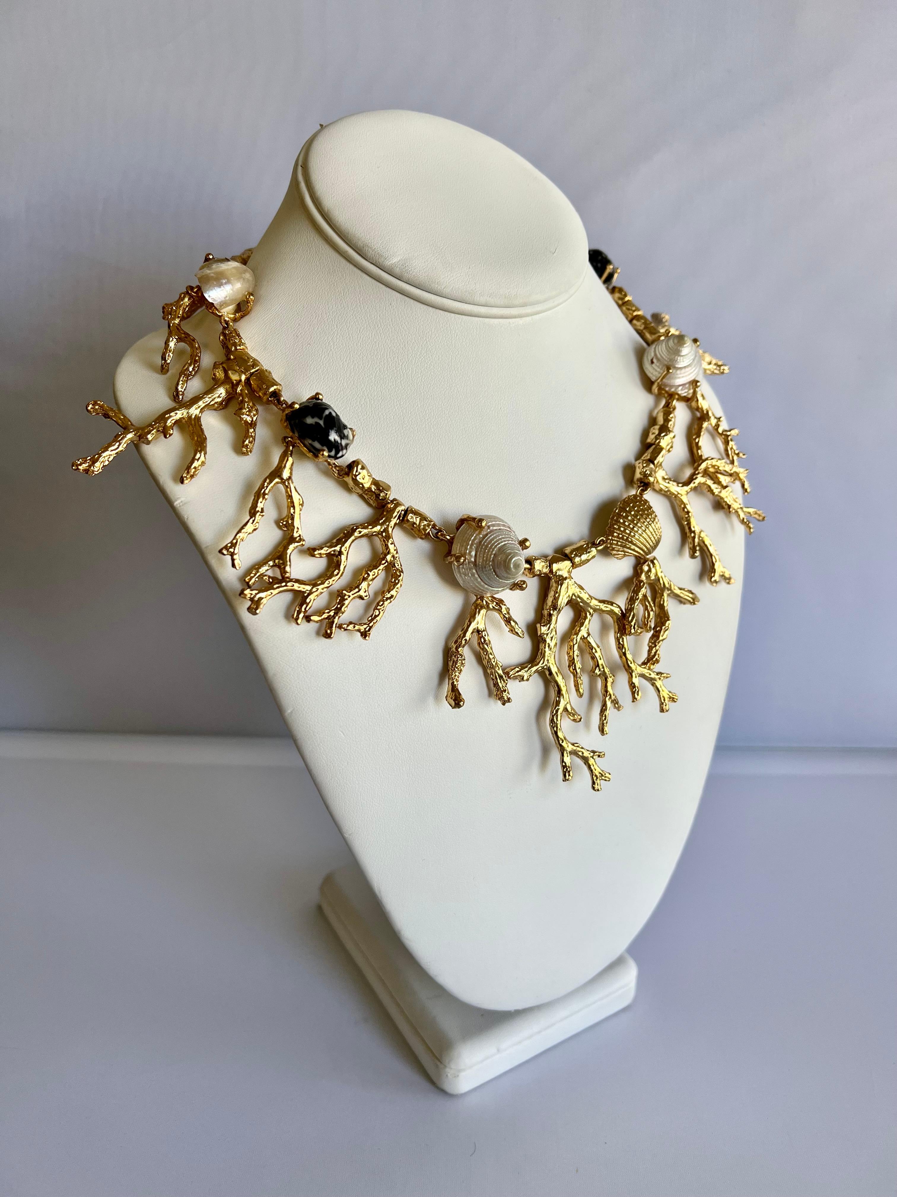Halskette aus vergoldetem Metall, verziert mit natürlichen Muscheln - hergestellt in Paris, Frankreich.