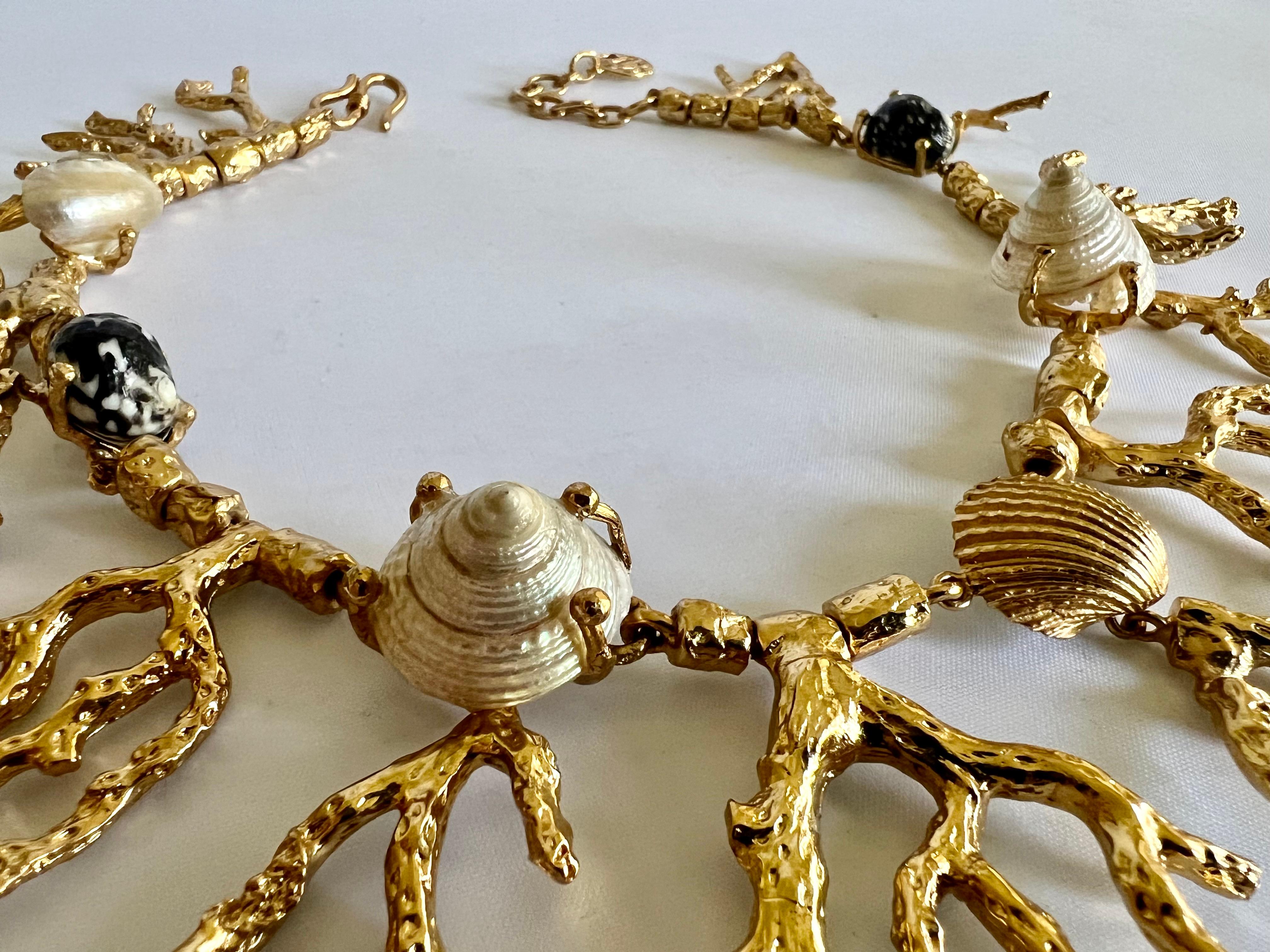 Artikulierte französische vergoldete Korallenmuschel-Halskette  im Angebot 1