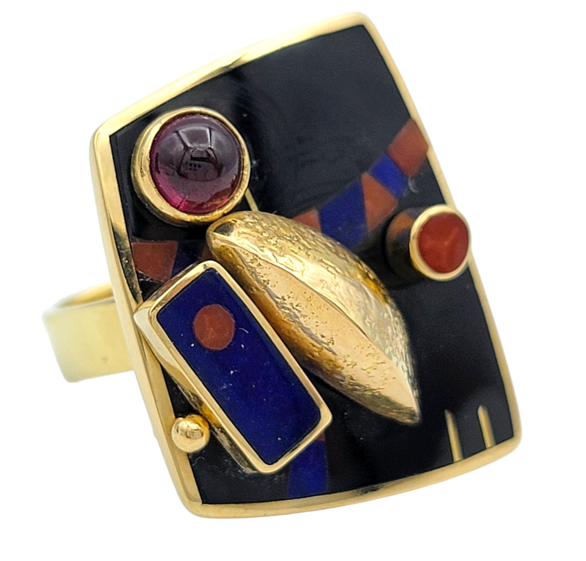 Contemporain Bague cocktail tablette incrustée de pierres précieuses articulées abstraites en or jaune 18 carats en vente