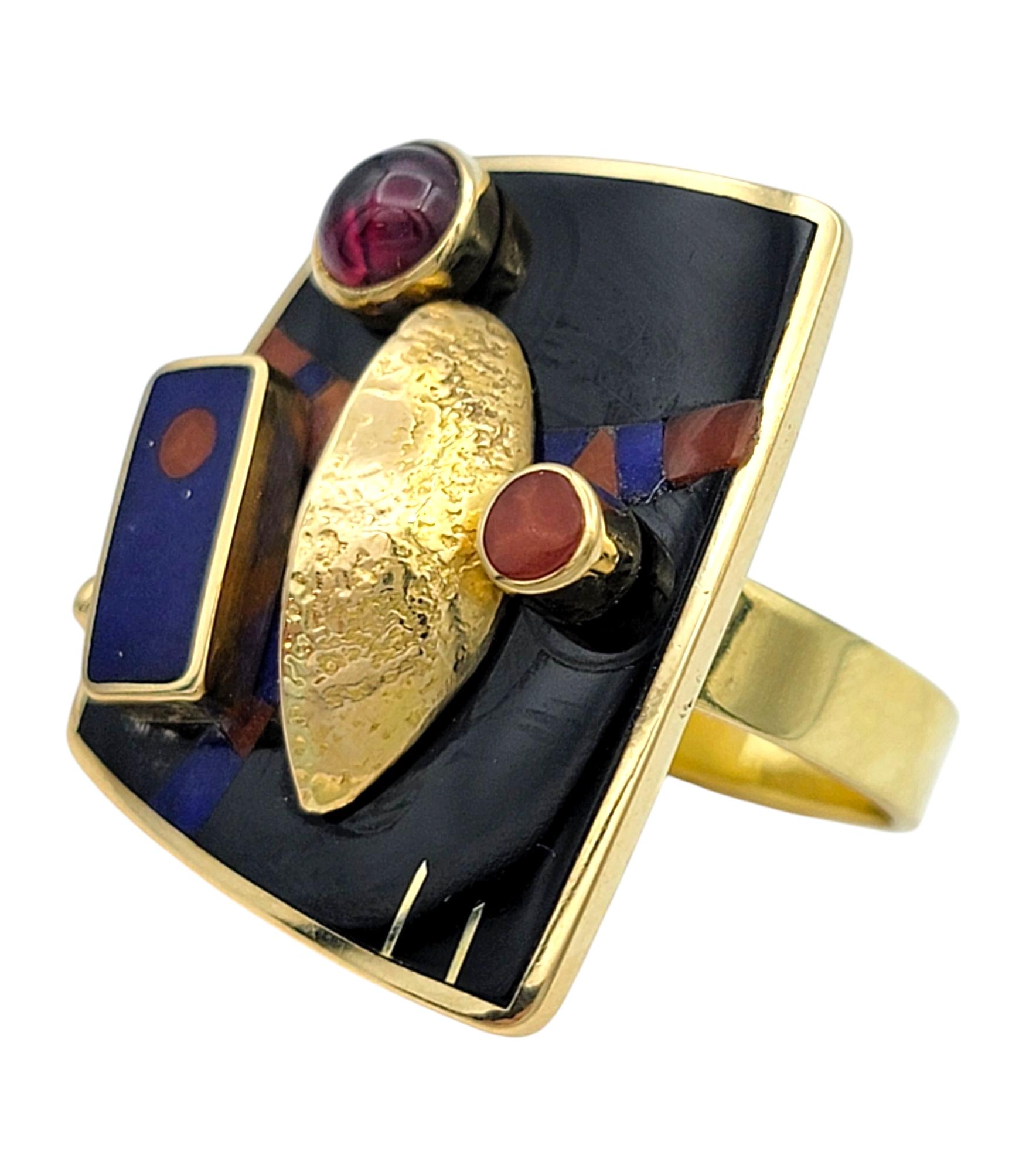 Taille cabochon Bague cocktail tablette incrustée de pierres précieuses articulées abstraites en or jaune 18 carats en vente