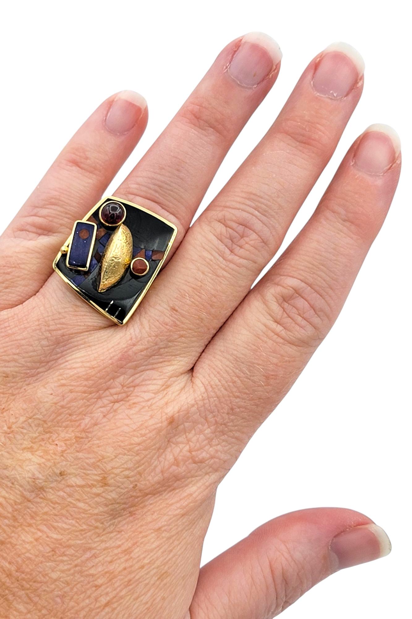 Bague cocktail tablette incrustée de pierres précieuses articulées abstraites en or jaune 18 carats en vente 2
