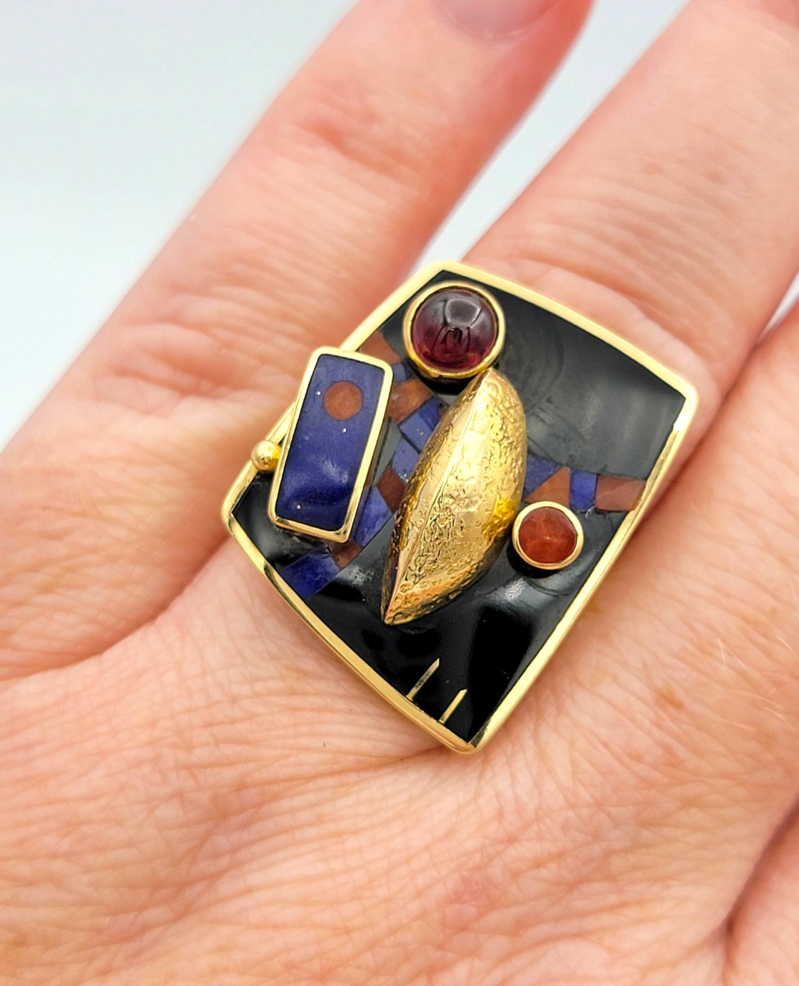 Bague cocktail tablette incrustée de pierres précieuses articulées abstraites en or jaune 18 carats en vente 3