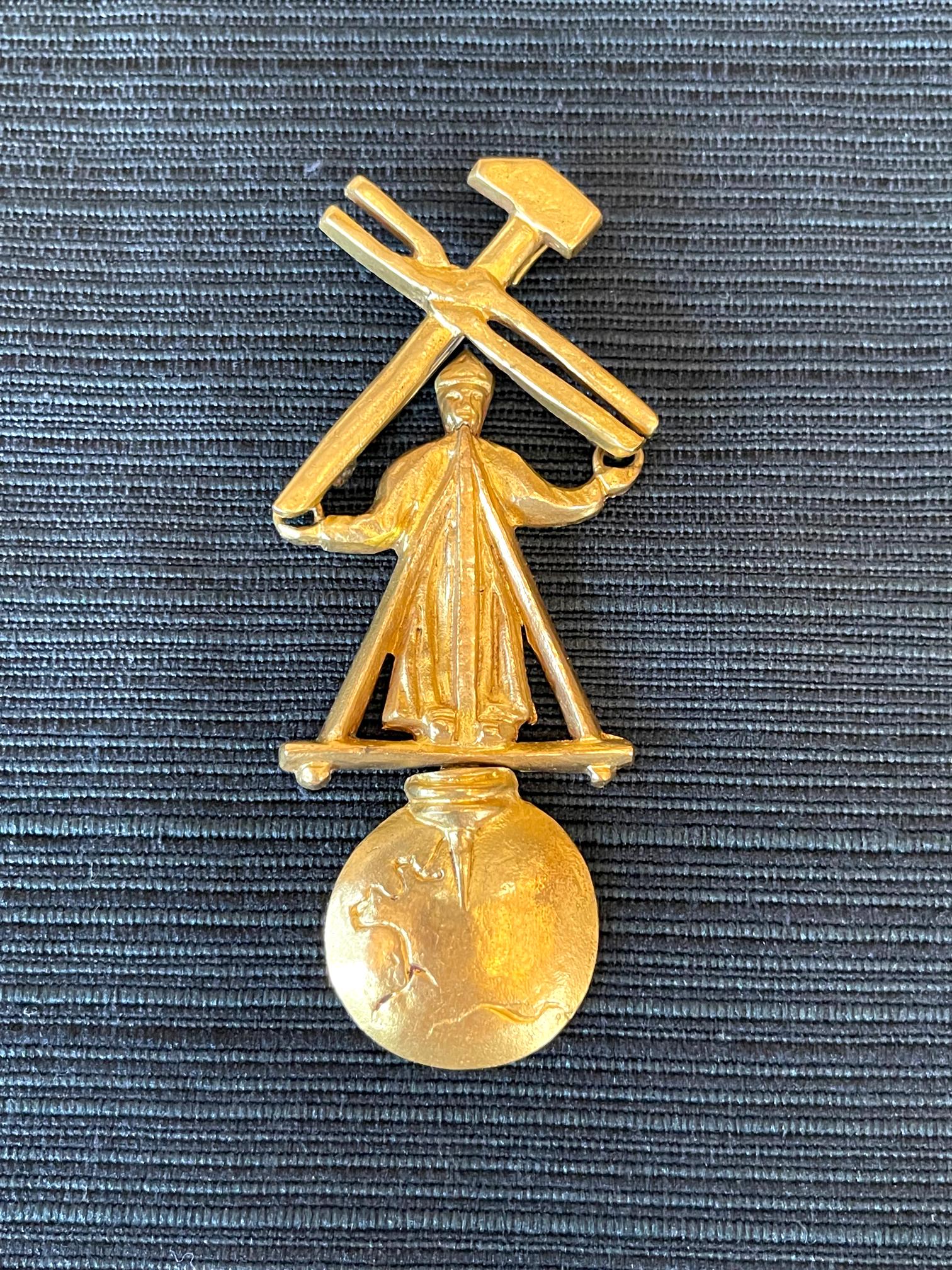 Broche en bronze doré articulée en trois parties nommée 