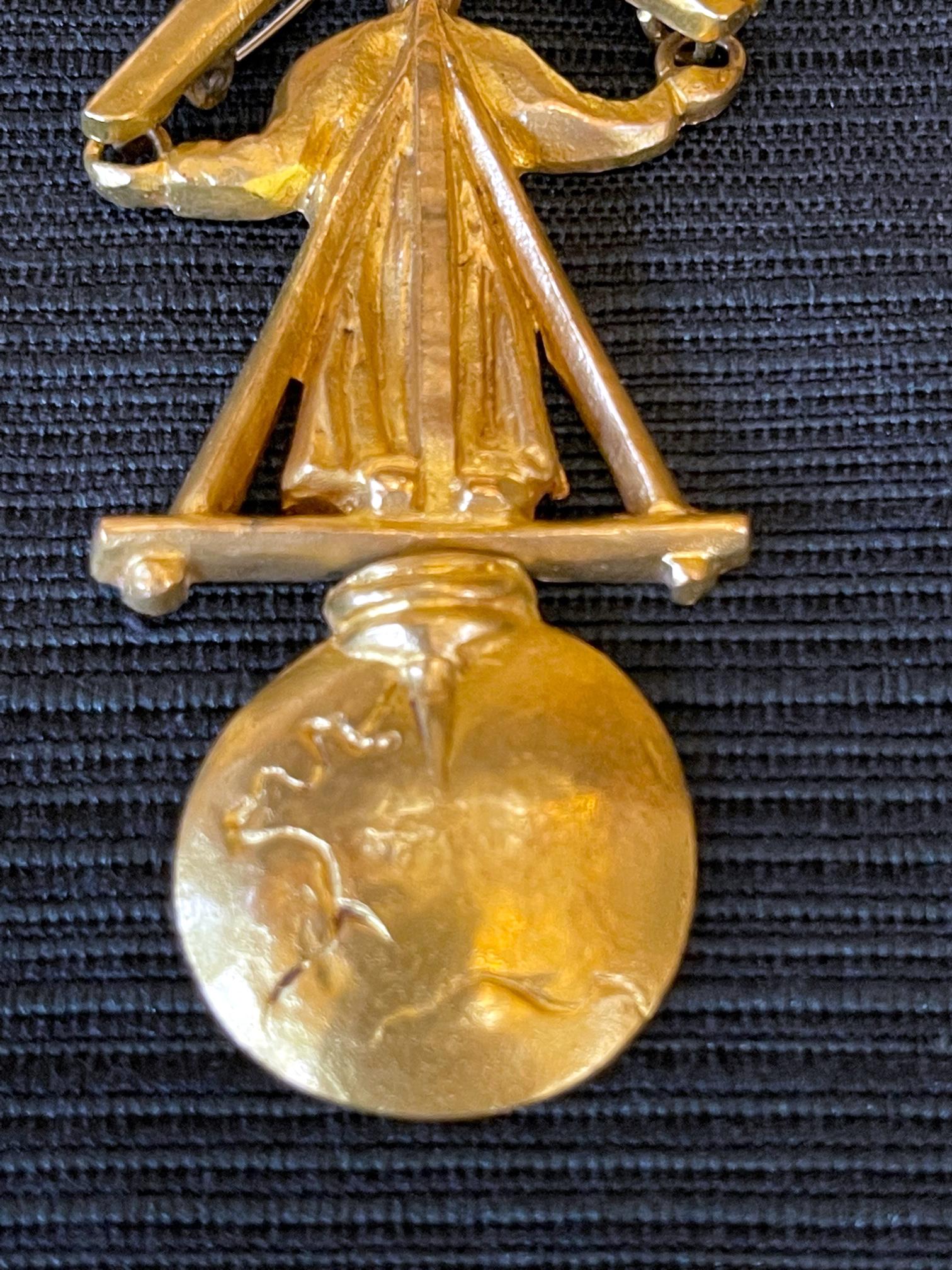 Broche Le Travail Dominant Le Mond articulée en bronze doré de Line Vautrin Bon état - En vente à Atlanta, GA