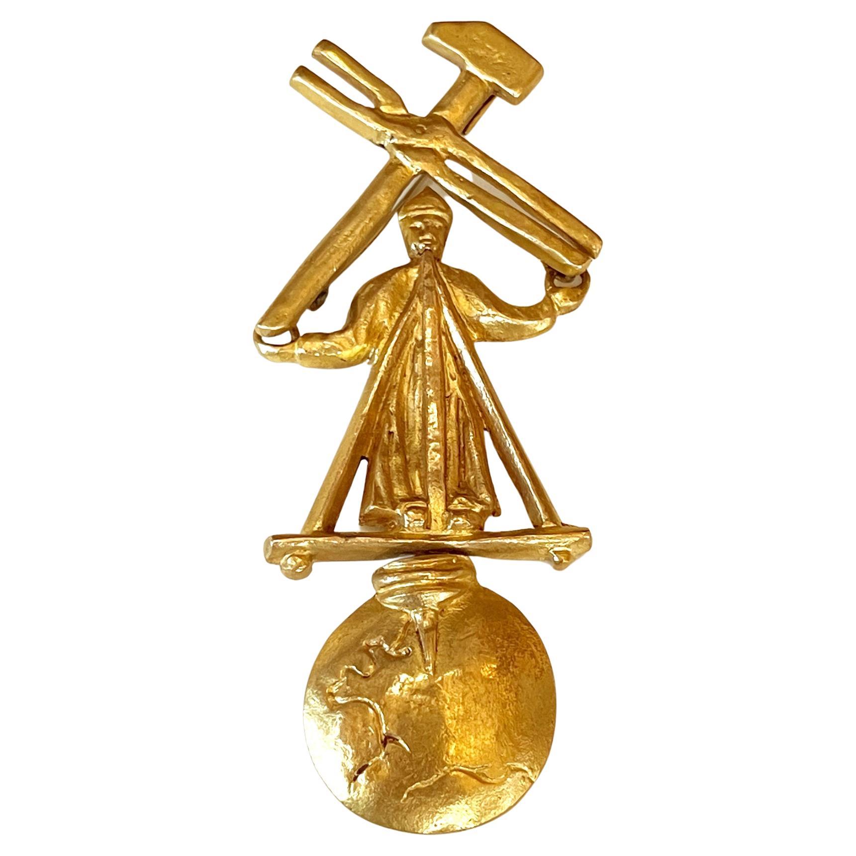 Broche Le Travail Dominant Le Mond articulée en bronze doré de Line Vautrin en vente