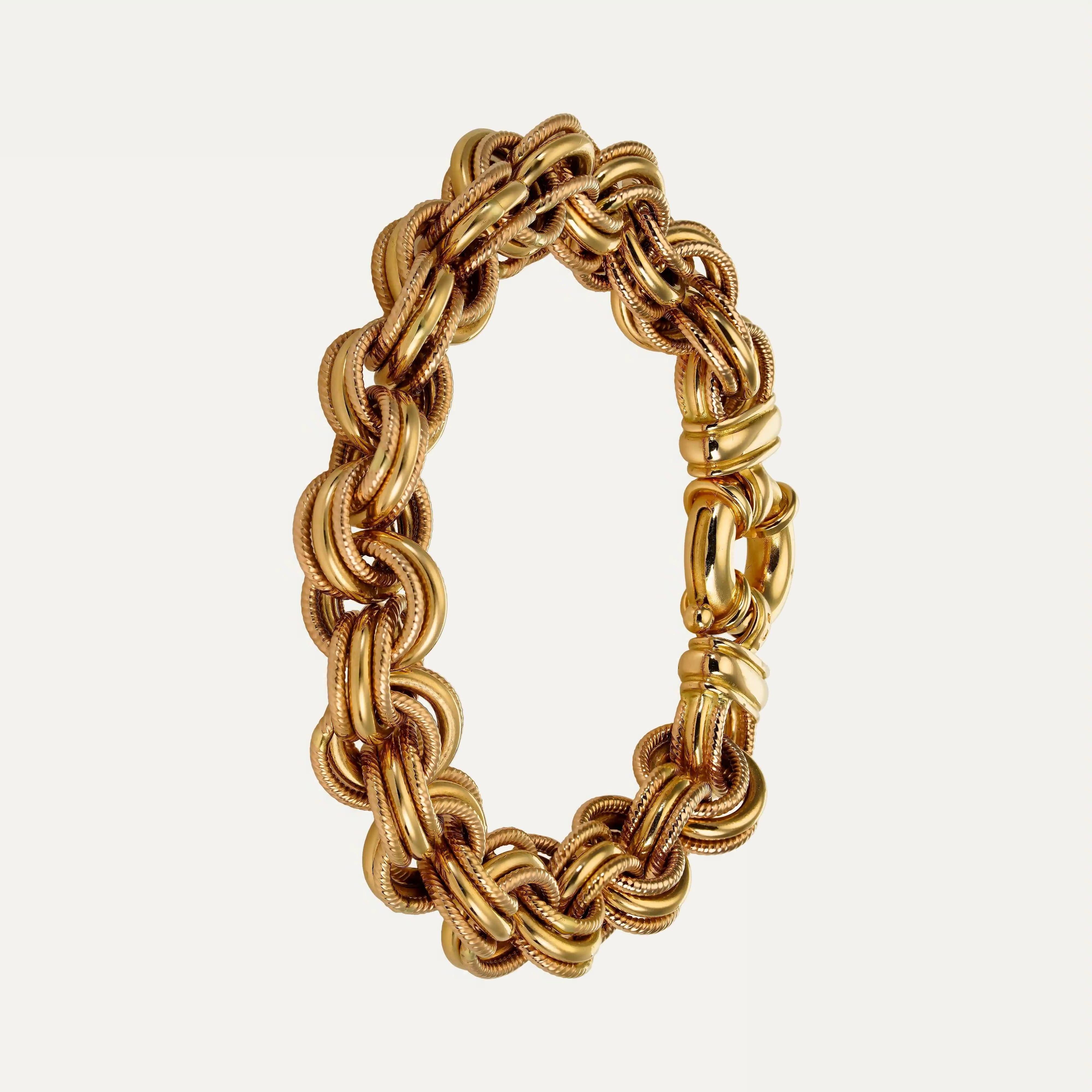 
19.2kt – 800‰ yellow gold bracelet, articulated round interlaced links with three rings. Clasp with spring ring.