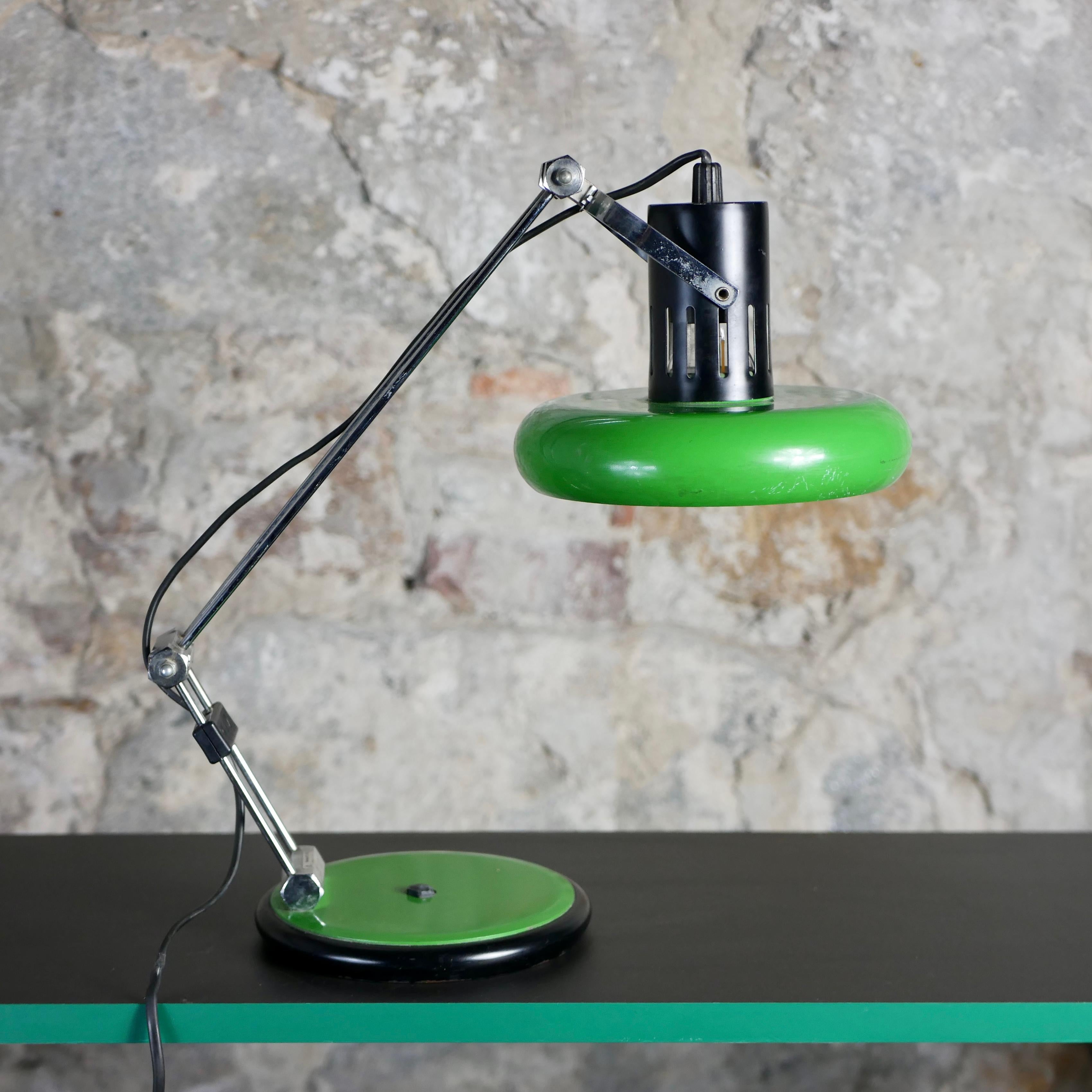 Cute articulated desk lamp from the 1980s, made by Aluminor, in France.
Green lacquered metal.
Overall good condition, light traces of time and use.
Dimensions : max 53cm height