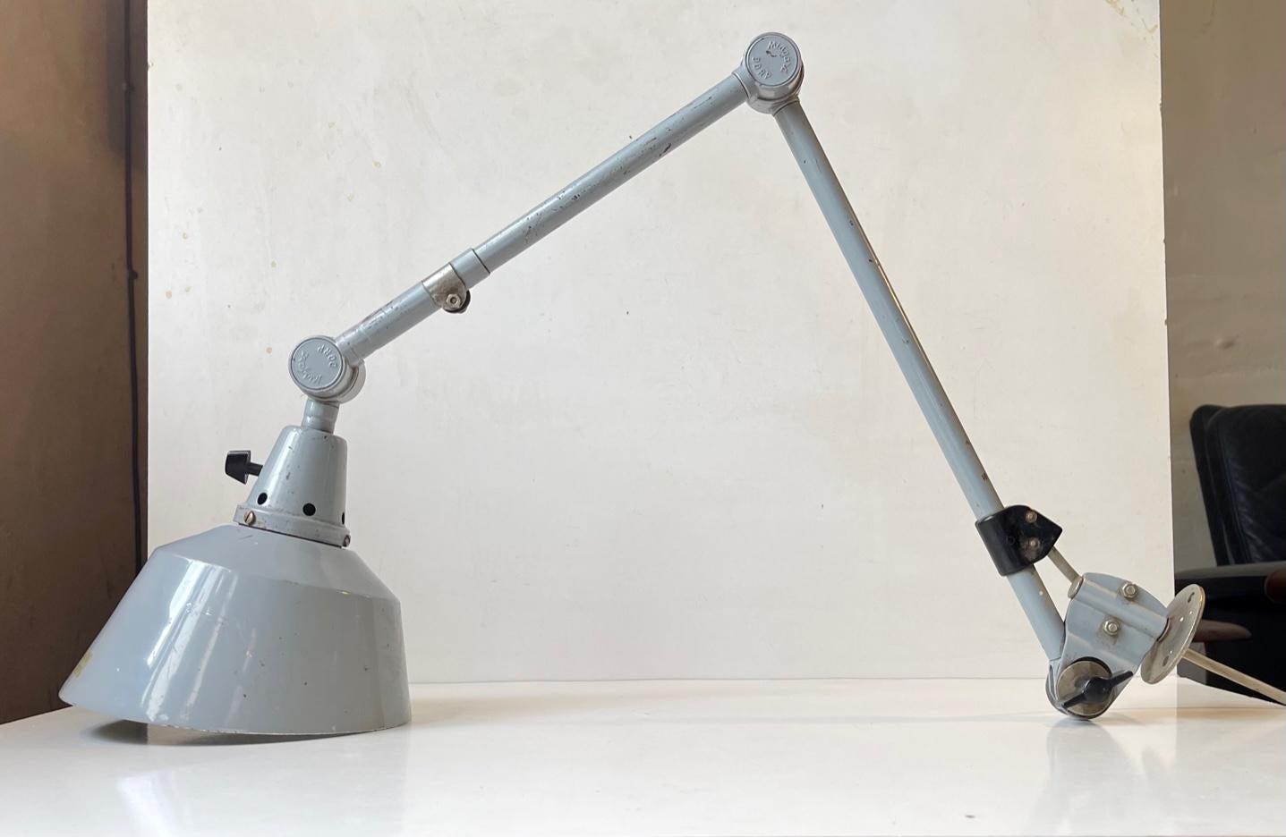 Una lámpara de mesa alemana articulada y totalmente regulable, obra del diseñador industrial Curt Fischer, que se inspiró enormemente en el movimiento Bauhaus y en Walter Gropius en particular. Esta luz salió de un taller metalúrgico de Alemania,