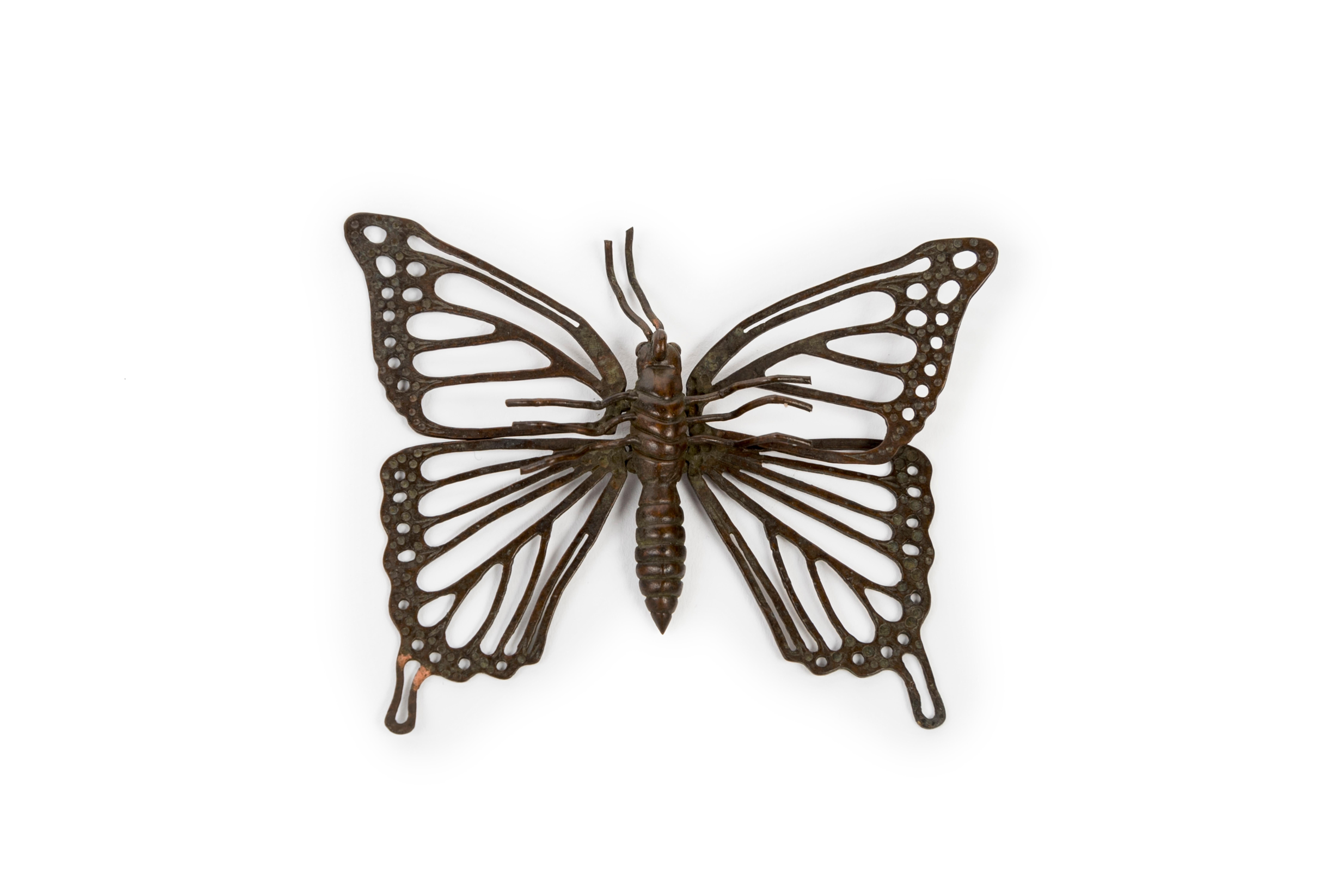 Jizai en fer fin représentant un papillon articulé dont les ailes sont ajourées de façon fascinante.
Au Japon, le papillon (choho) est perçu comme 