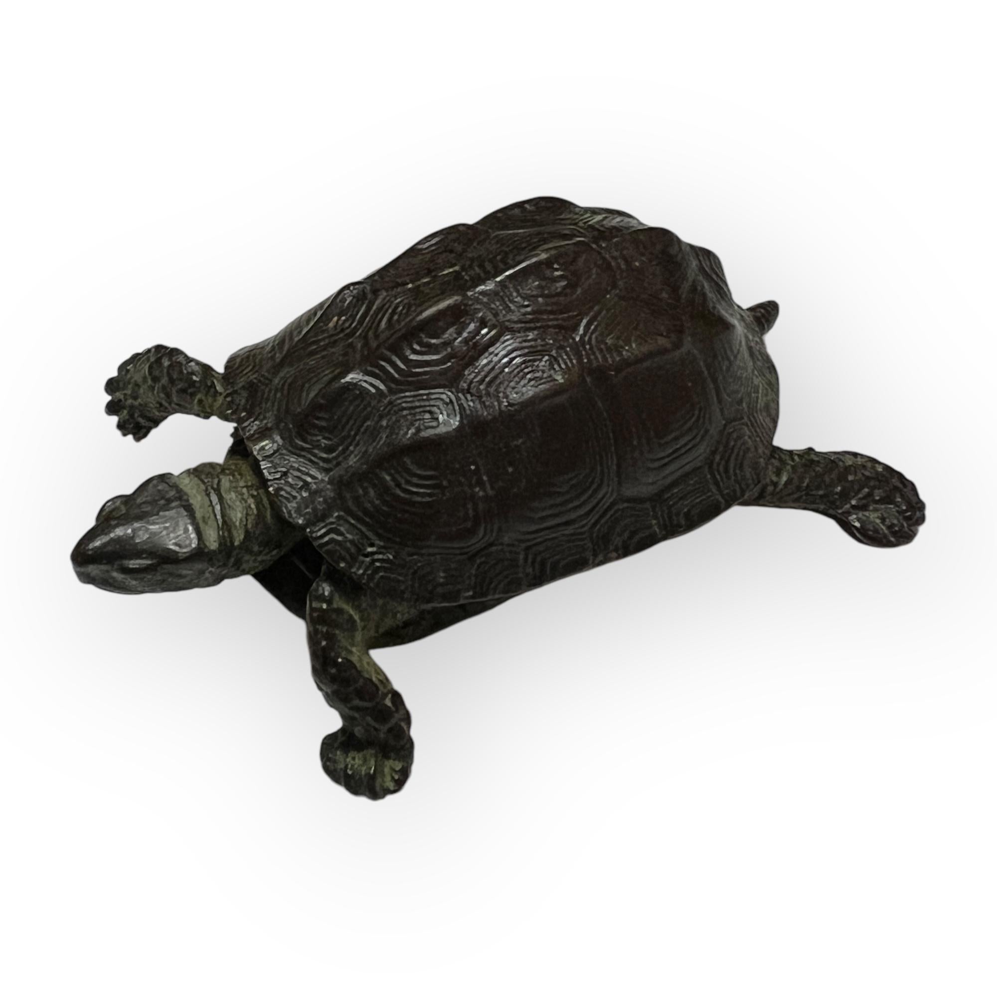 Articulated Japanese Bronze animal, Turtle signed by Hata – Japan, Meiji/Taisho Era

A Japanese animal sculpture, okimono in bronze, depicting a turtle with remarkably realistic details on all sides. The movable joints of the head and tail bring