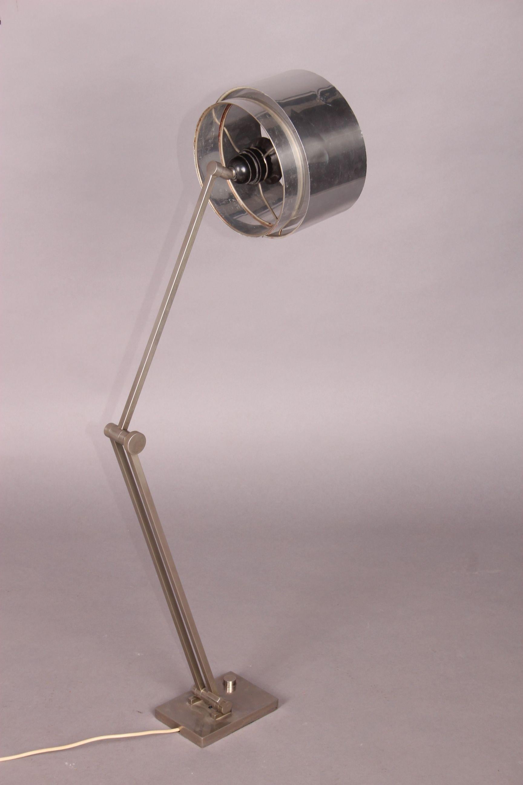 Articulated metal table lamp, little crack on the top.