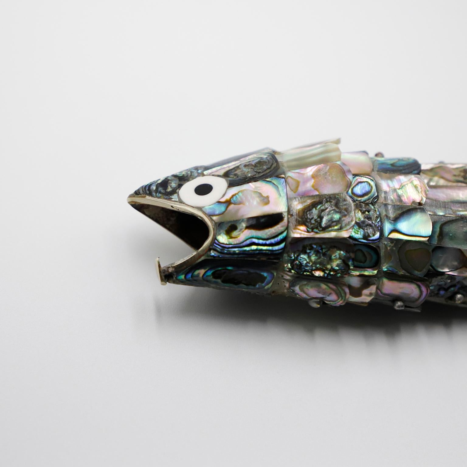 Schöner mexikanischer Vintage-Flaschenöffner aus Abalone-Muschel und Messing in Form eines Fisches von Los Castillo.
Das Maul der Fische ist aus Messing und hat eine sehr schöne, gealterte Patina. Hergestellt in Taxco Mexiko, ca. 1960er Jahre,
