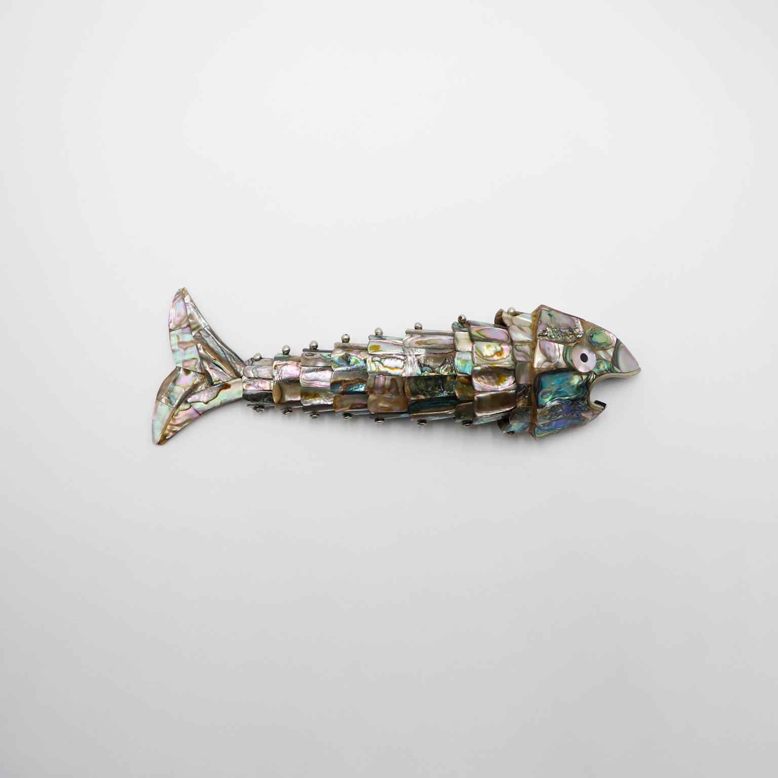 Schöner mexikanischer Vintage-Flaschenöffner aus Abalone-Muschel und Messing in Form eines Fisches von Los Castillo.
Das Maul der Fische ist aus Messing und hat eine sehr schöne, gealterte Patina. Hergestellt in Taxco Mexiko, ca. 1960er Jahre,