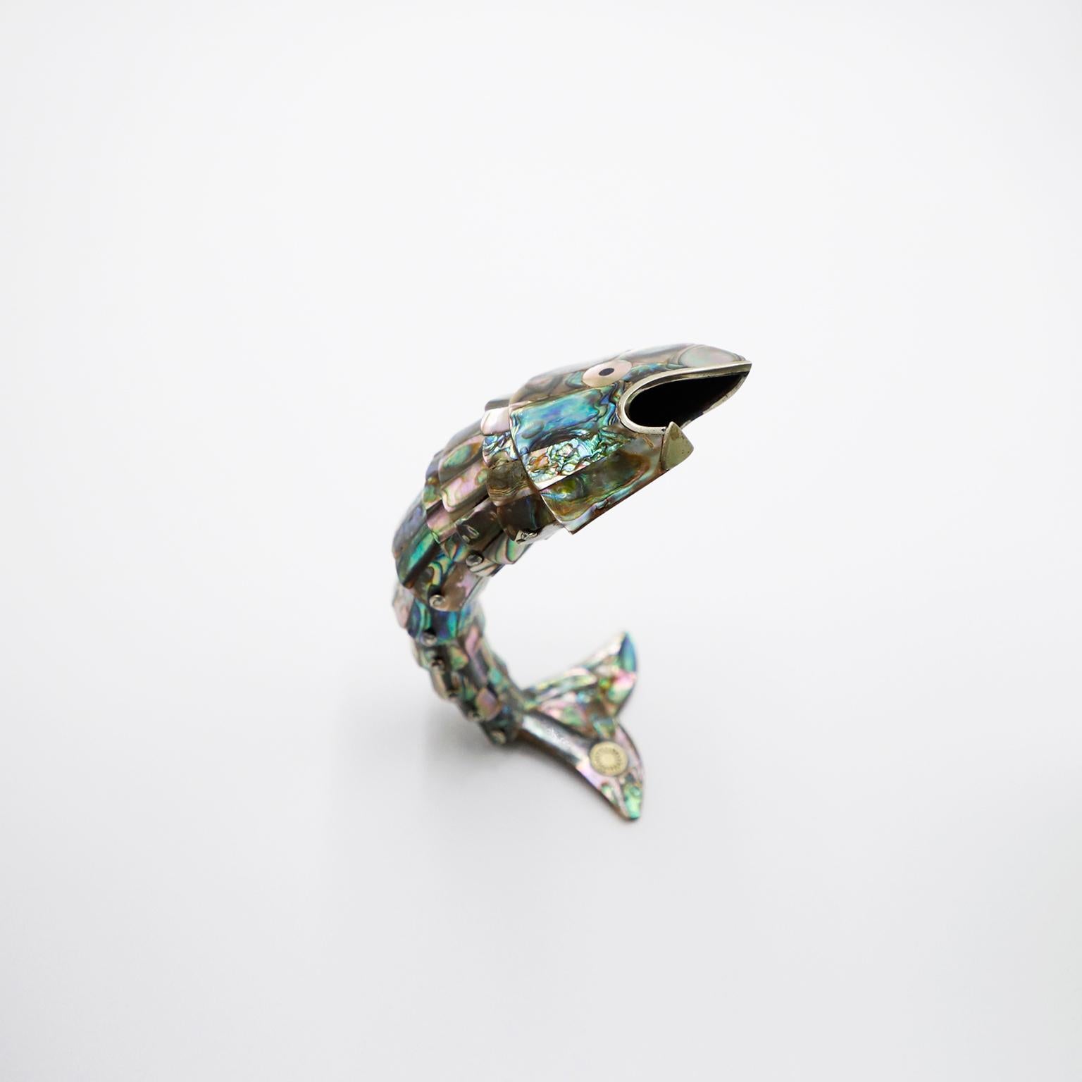 Gegliederter mexikanischer Abalone- und Messingflaschenöffner von Los Castillo (Metallarbeit) im Angebot