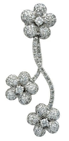 Orecchini pendenti con motivo floreale articolato di diamanti Pavé in oro bianco 14 carati