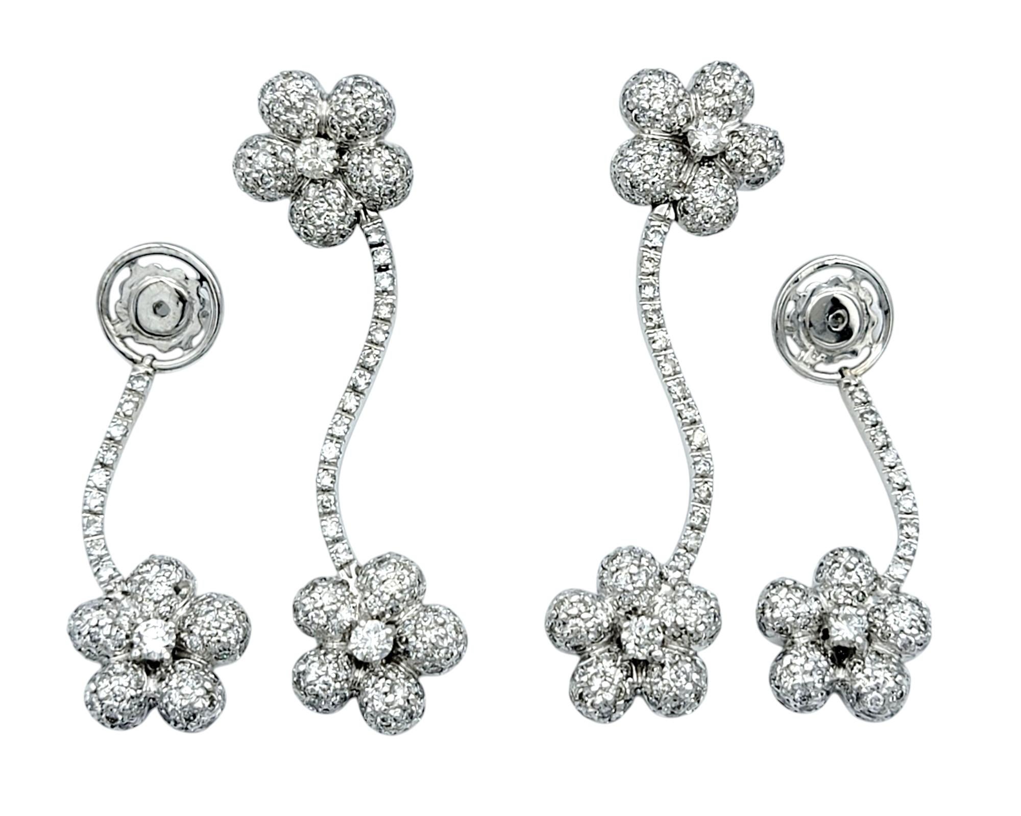 Contemporaneo Orecchini pendenti con motivo floreale articolato di diamanti Pavé in oro bianco 14 carati in vendita