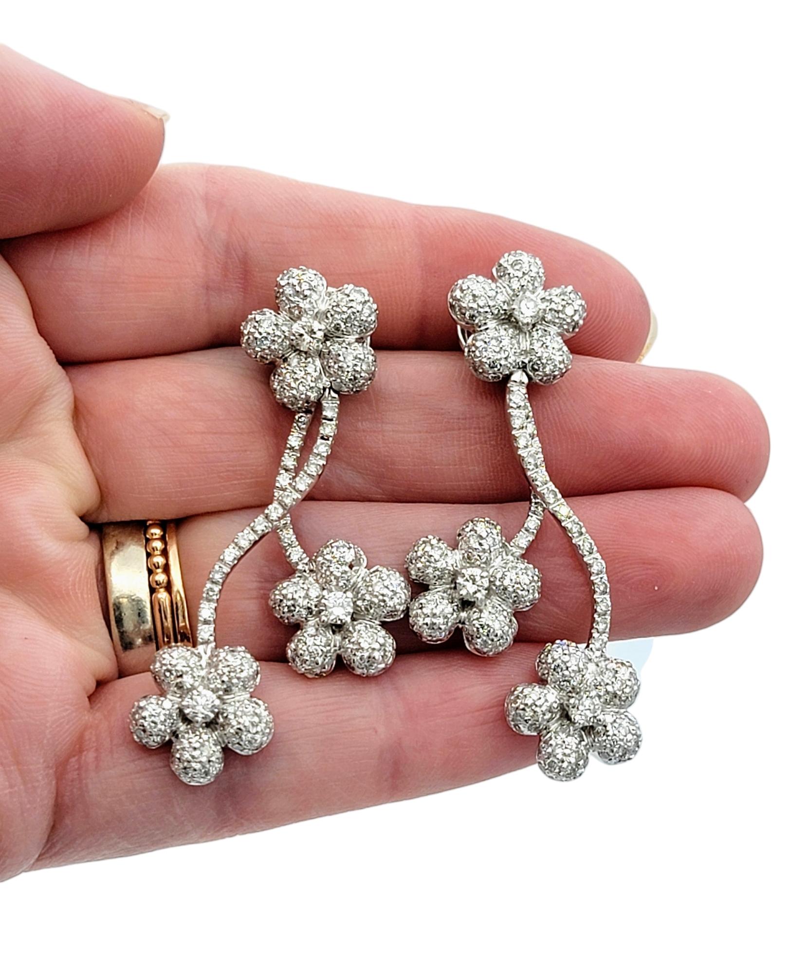 Orecchini pendenti con motivo floreale articolato di diamanti Pavé in oro bianco 14 carati in vendita 1