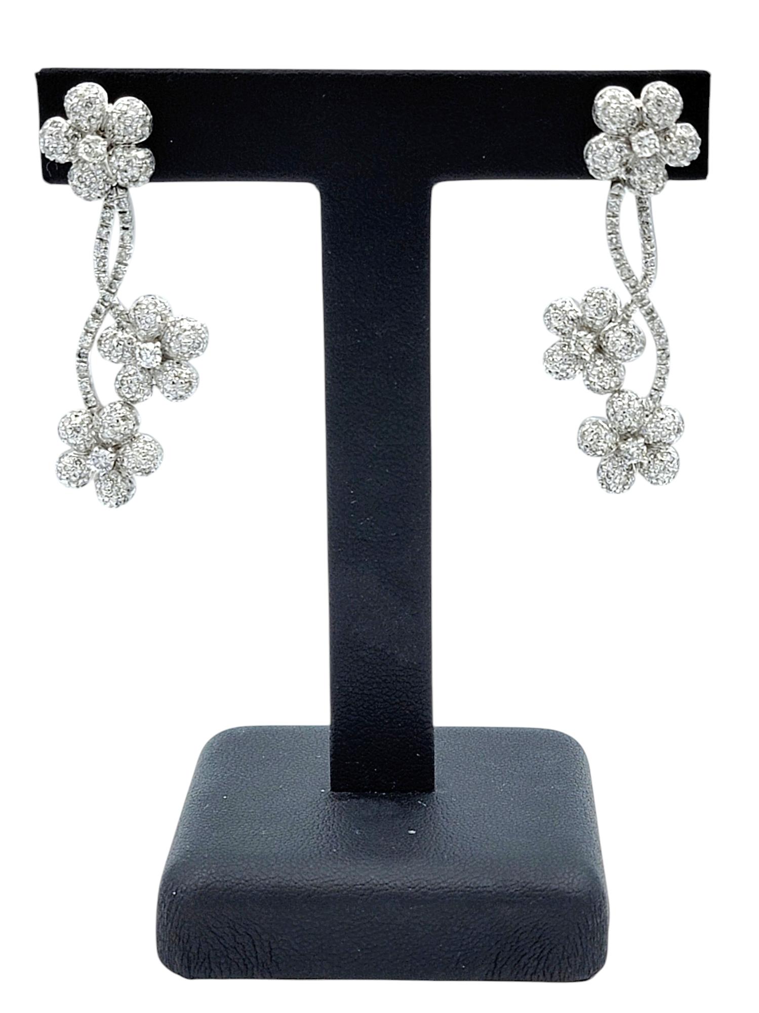 Orecchini pendenti con motivo floreale articolato di diamanti Pavé in oro bianco 14 carati in vendita 2